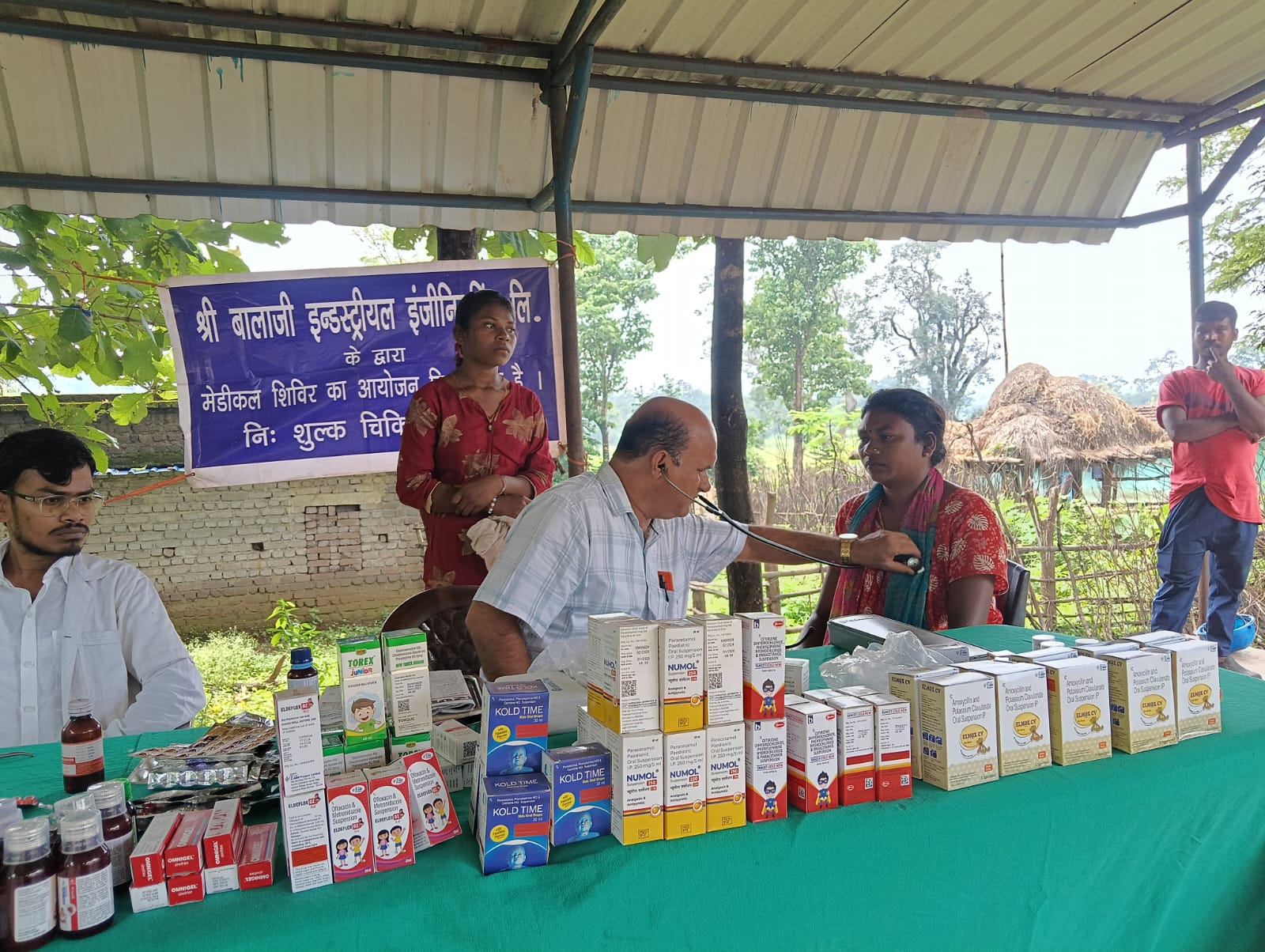 Chaibasa: बालाजी कंपनी ने लगाया मेडिकल कैंप, 60 ग्रामीणों का मुफ्त इलाज