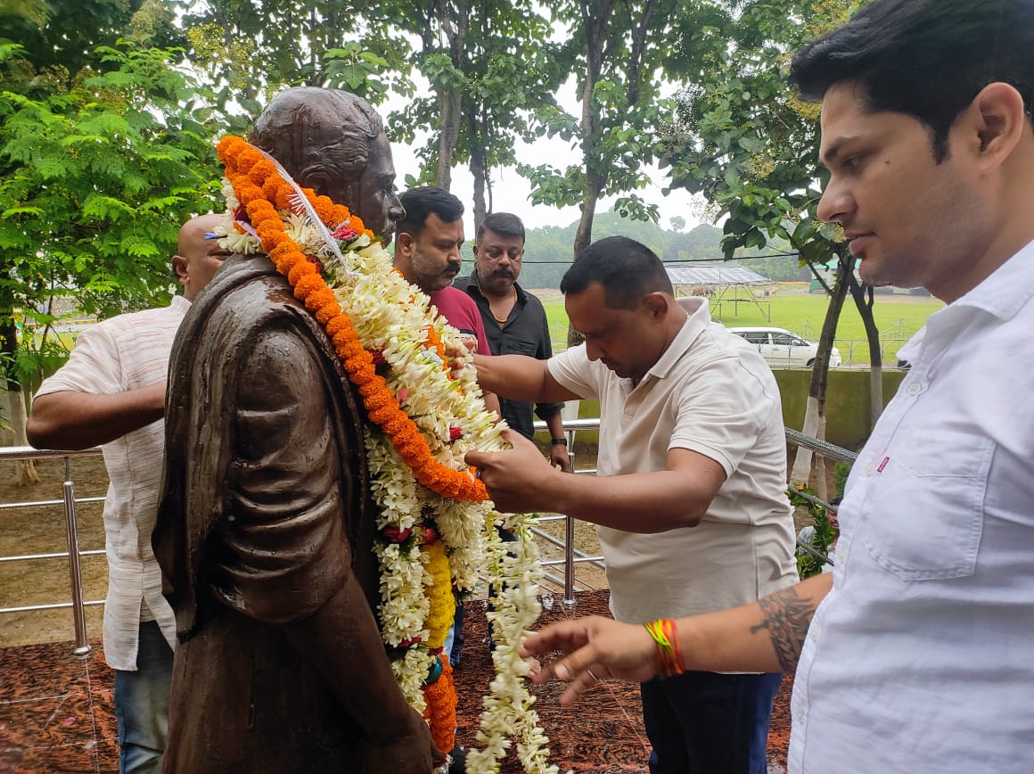Tribute To Nirmal Mahato: शहीद निर्मल महतो को पूर्व मंत्री बन्ना गुप्ता ने दी श्रद्धांजलि, गुरूजी को भी किया याद