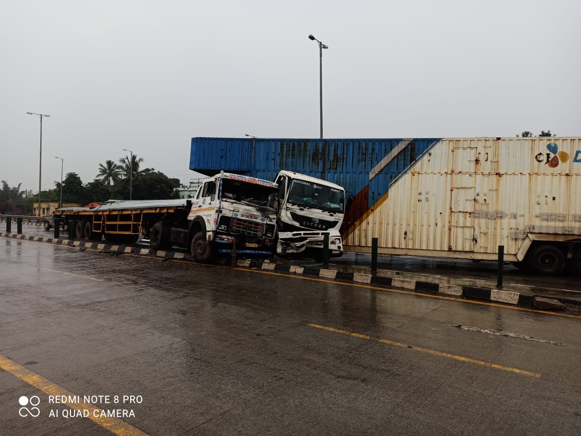 Bahragora: NH-18 पर आमने-सामने टकराए दो ट्रेलर, वन वे सिस्टम बना हादसे की वजह