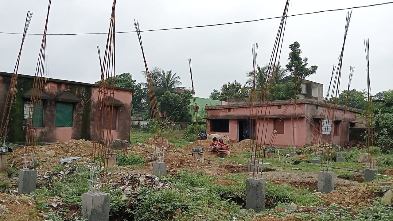 Saraikela: सरायकेला में बिना परमिशन तोड़ा सरकारी भवन, ध्वस्त भवन के कीमती चीजें गायब