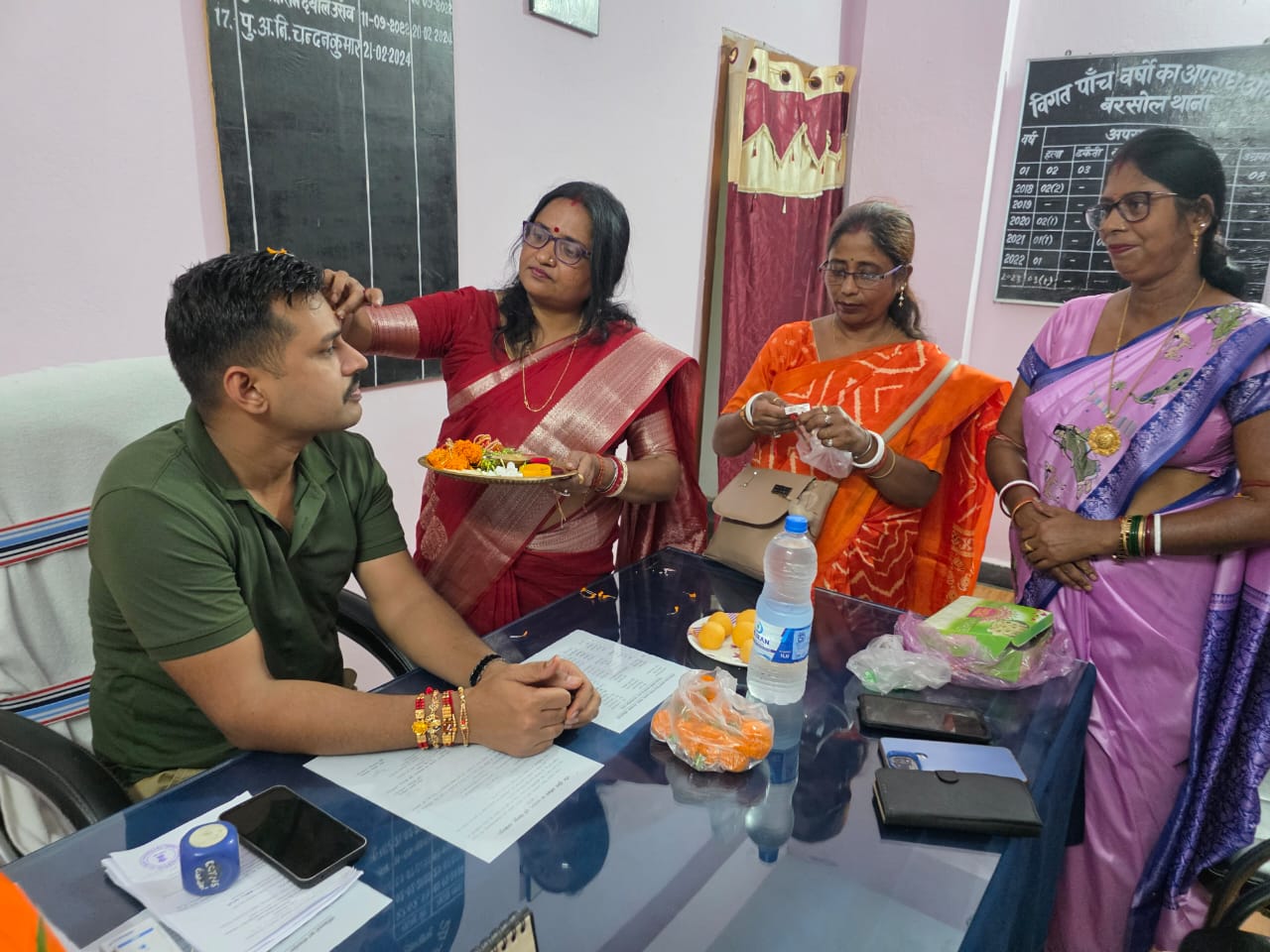 Bahragora: बहरागोड़ा में भाजपा महिला मोर्चा ने पुलिसकर्मियों संग मनाया राखी पर्व