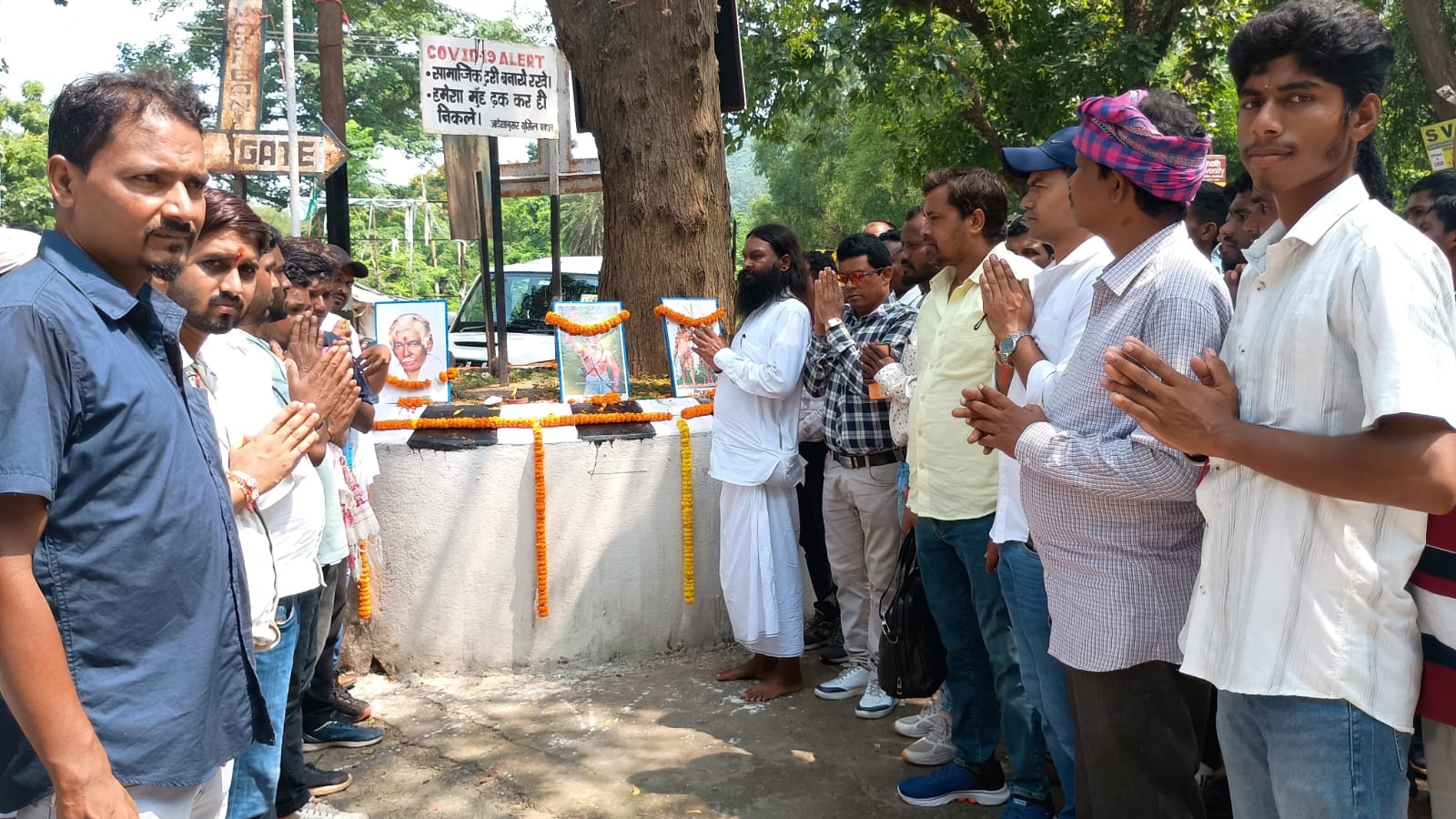 Jadugora: शहीद नायकों को नमन कर मनाया विश्व आदिवासी दिवस