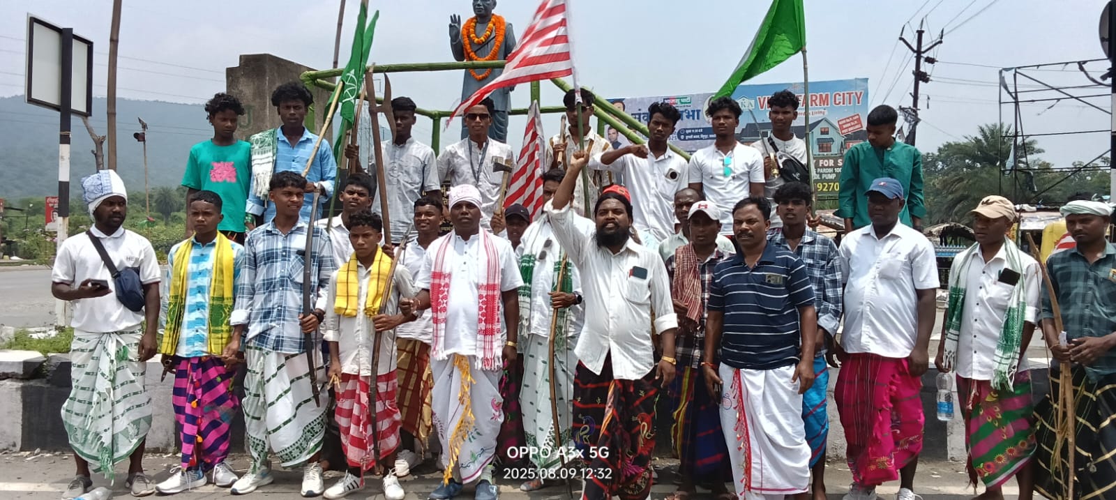 Saraikela: सरायकेला में विश्व आदिवासी दिवस पर जनजागरण यात्रा, उठीं जल-जंगल-जमीन की आवाज़