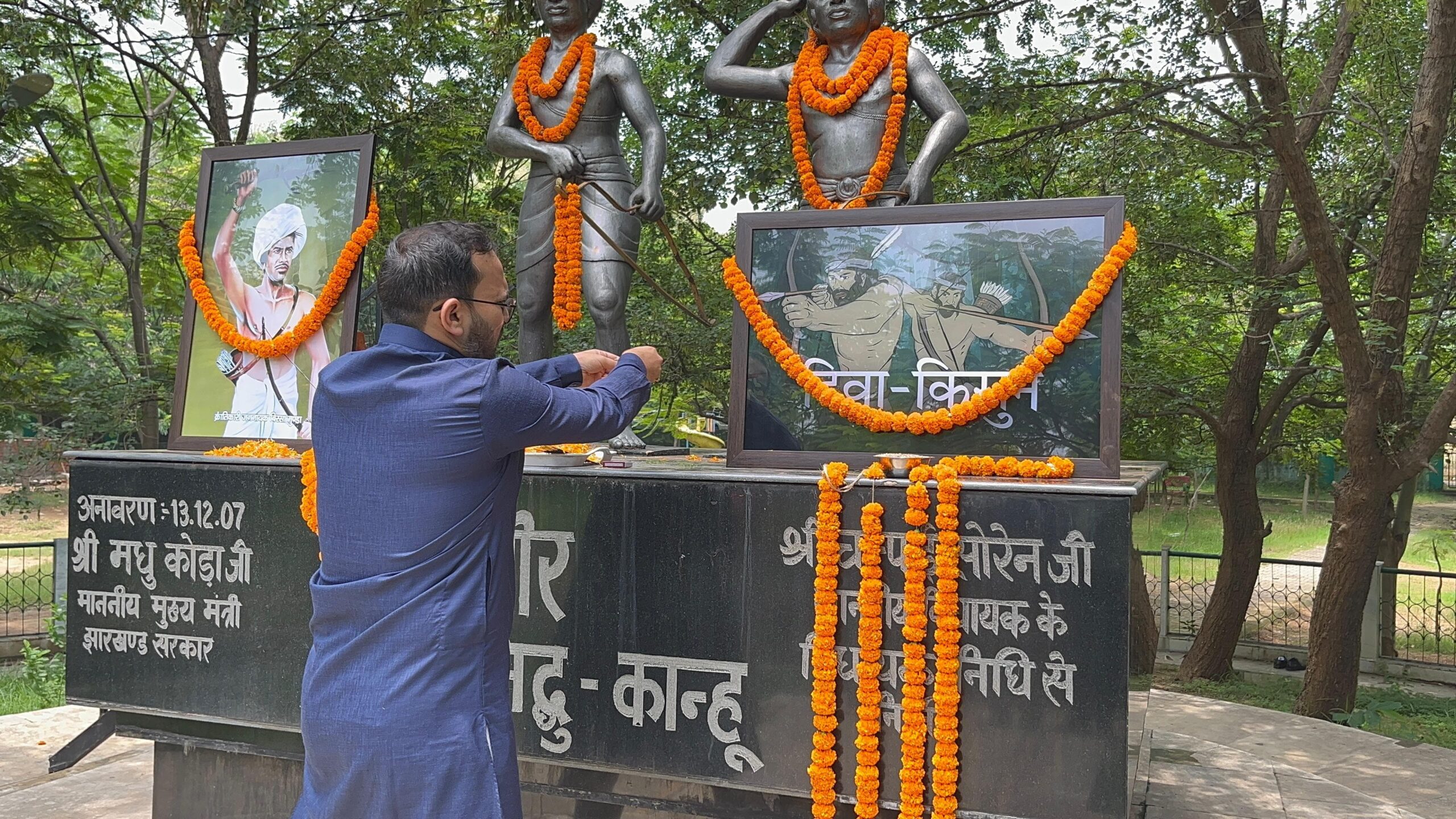 Saraikela: विश्व आदिवासी दिवस पर उपायुक्त ने वीर शहीदों को किया नमन