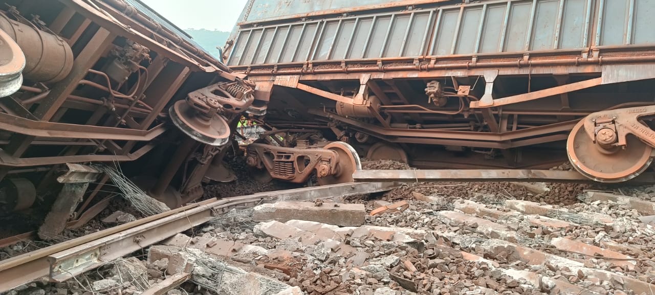 Chandil : चांडिल में दो गुड्स ट्रेनें आपस में टकराई, कोई हताहत नहीं, तड़के 4 बजे हुई घटना