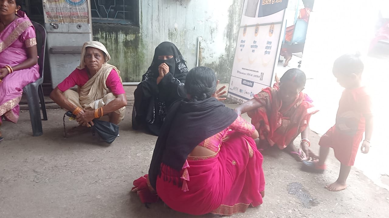 Chandil: चांडिल अस्पताल में सुविधाओं का टोटा, न पंखा – न पानी, गर्भवती जमीन पर बैठने को मजबूर