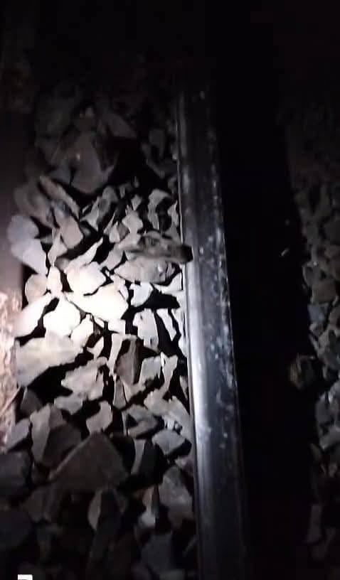 West Singhbhum: चक्रधरपुर मंडल में तीन रेलवे ट्रैक पर रखे थे पत्थर, बाल-बाल बची इतवारी एक्सप्रेस