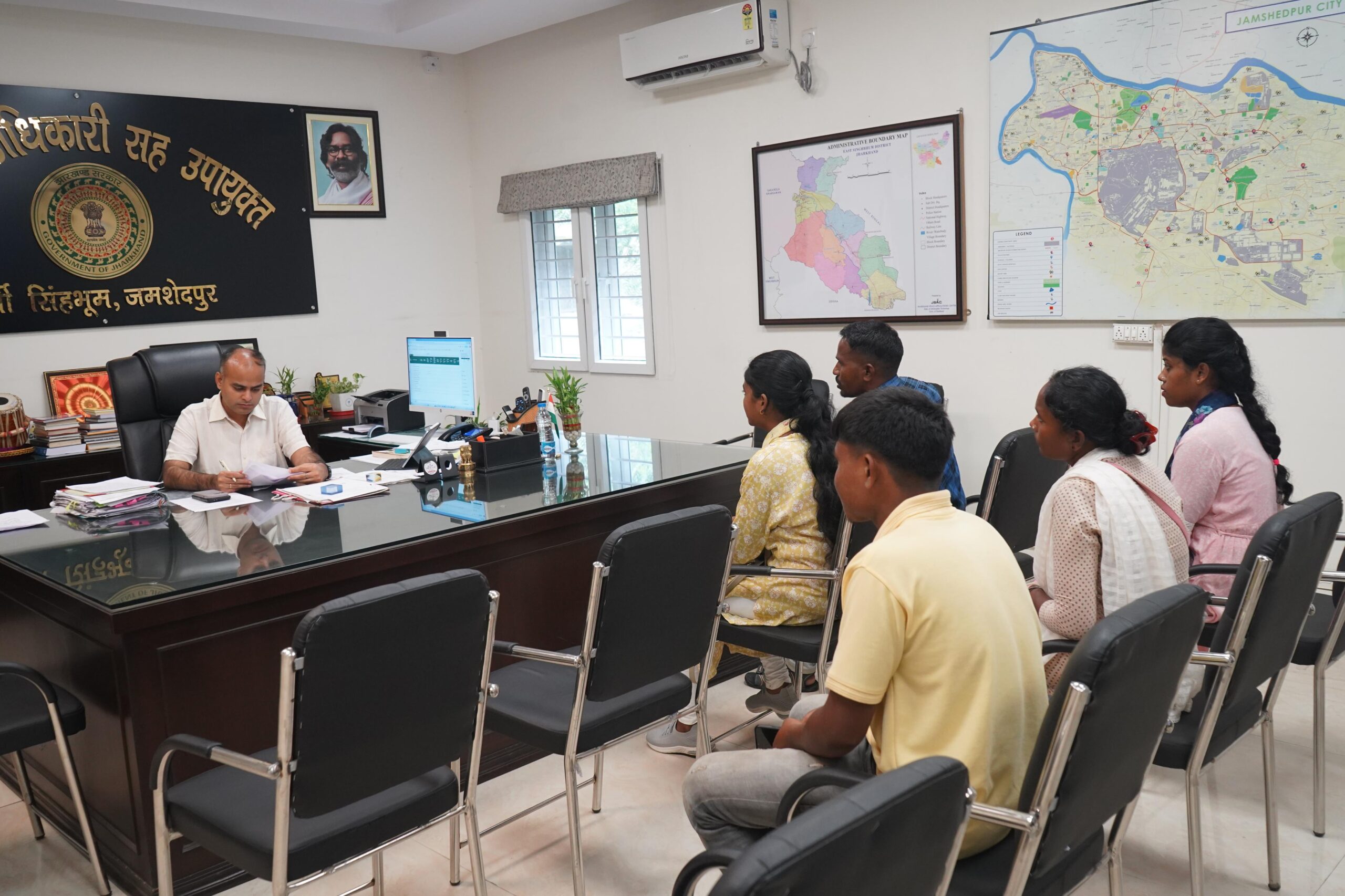Jamshedpur: जन शिकायत दिवस में पारिवारिक विवाद से लेकर सड़क निर्माण तक उठे मुद्दे, उपायुक्त ने सुनी जनता की बात