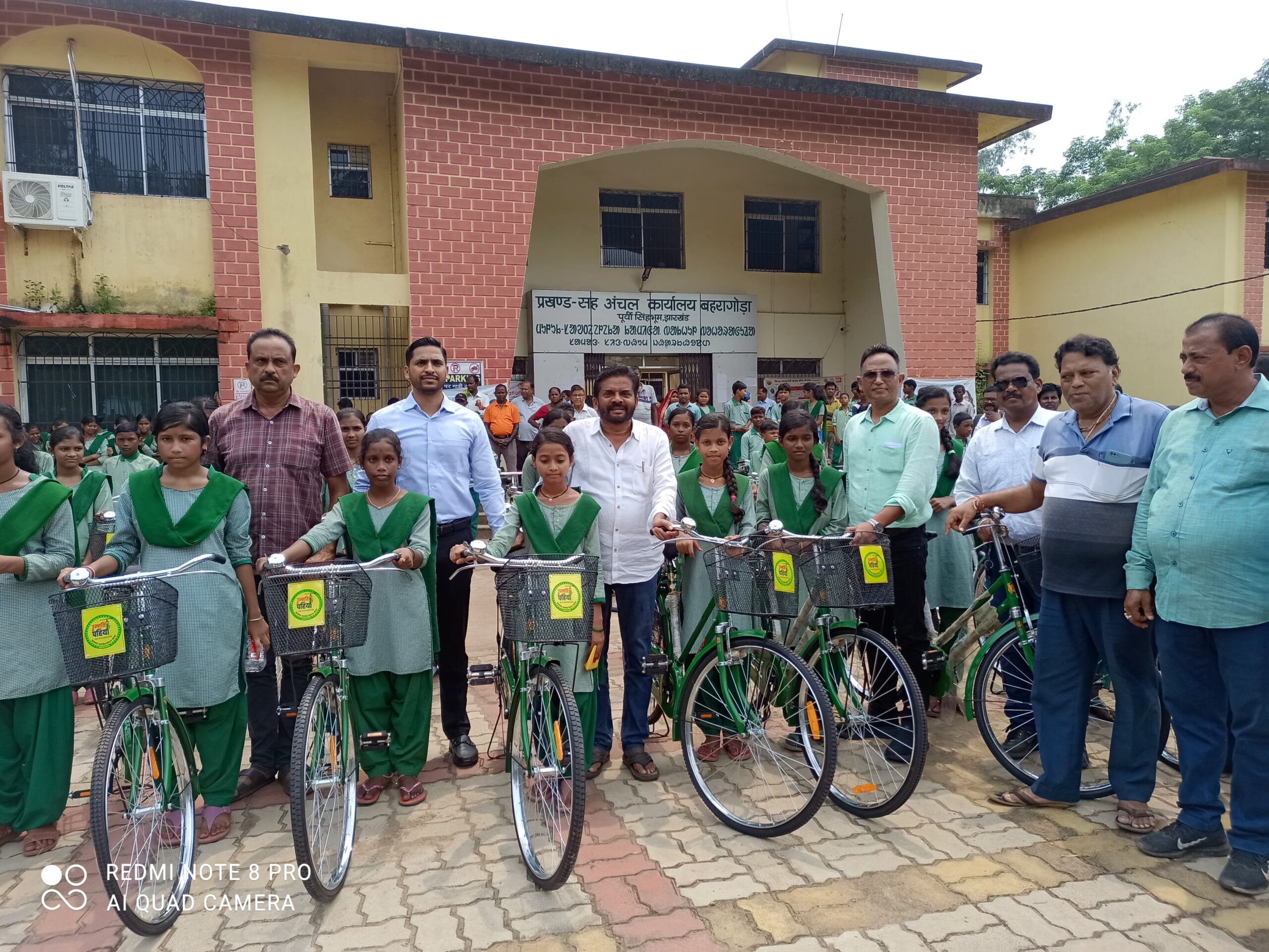Bahragora: सरकारी स्कूलों में पढ़ने वाले विद्यार्थियों के बीच बंटी 1549 साइकिल