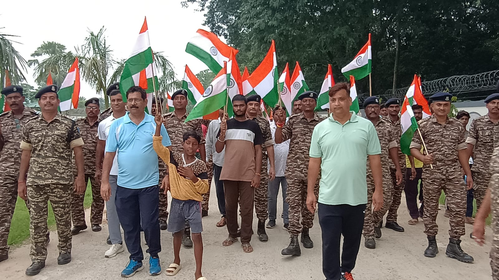Jadugora: स्वतंत्रता दिवस का जश्न शुरू, CRPF की तिरंगा यात्रा ने जादूगोड़ा में जगाई देशप्रेम की लौ