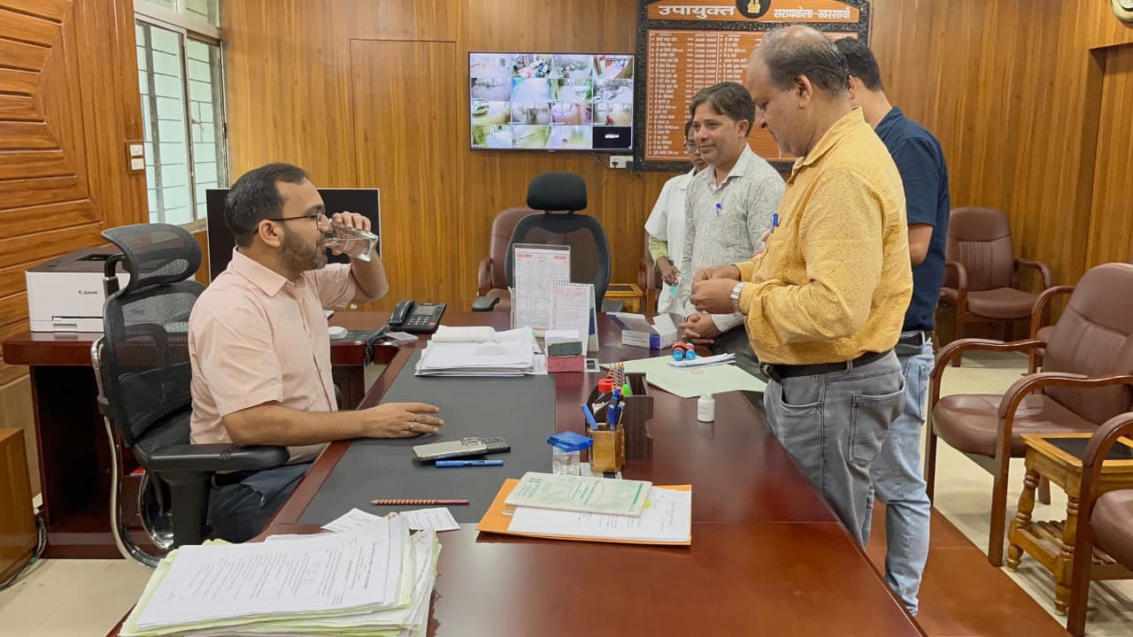 Saraikela: उपायुक्त ने खुद भी खाई फाइलेरिया की दवा, हाथीपाँव उन्मूलन अभियान में जुटा प्रशासन