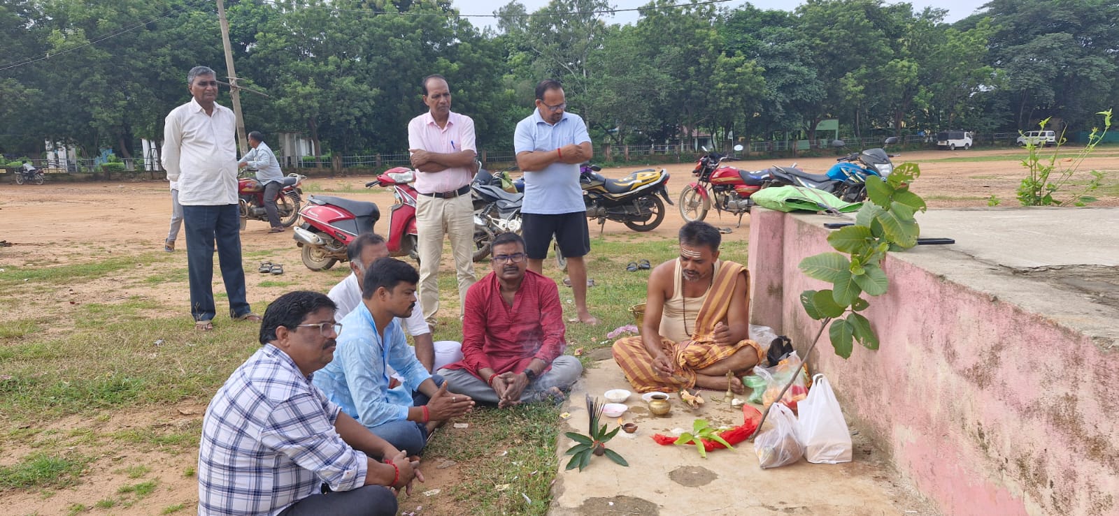 Bahragora: बहरागोड़ा में दुर्गा पूजा पंडाल निर्माण के लिए कमेटी ने किया भूमि पूजन