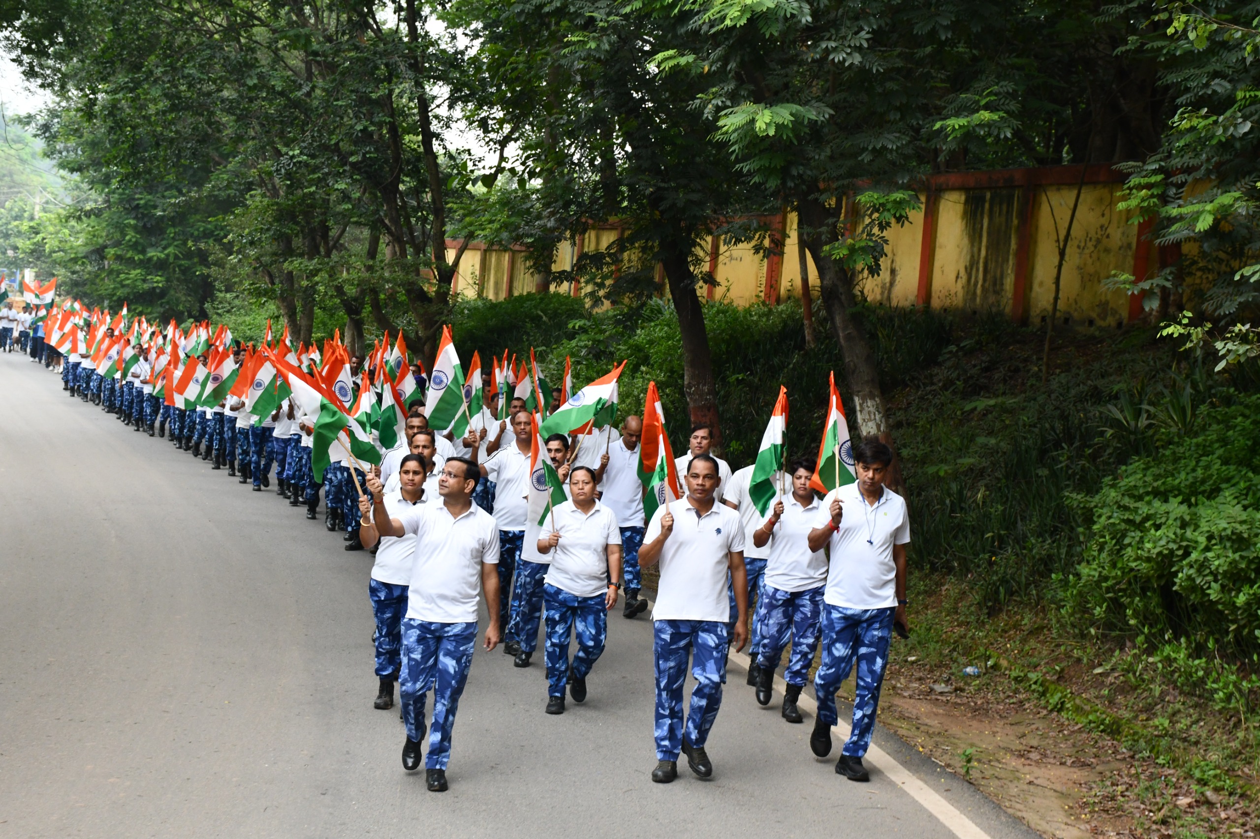 Jamshedpur: 106 वाहिनी RAF की तिरंगा पदयात्रा, गांव में गूंजा देशभक्ति का संदेश