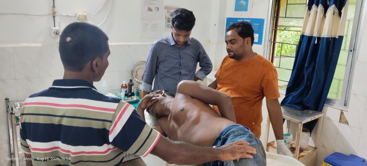 Bahragora: NH-49 पर अज्ञात वाहन की टक्कर से बाइक सवार गंभीर, चालक फरार