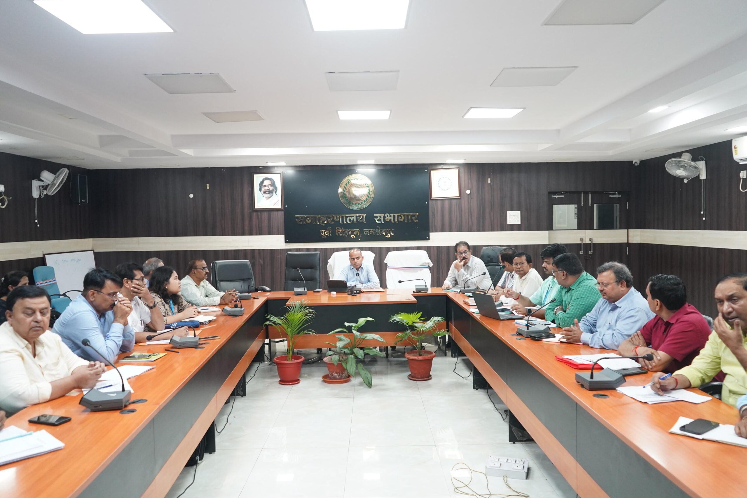 Jamshedpur: उपायुक्त ने दिए सख्त निर्देश — “दुर्गम इलाकों तक पहुंचे स्वास्थ्य सेवाएं, मातृ-शिशु मृत्यु दर हो शून्य”