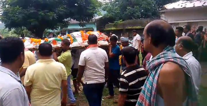 Saraikela: कांग्रेस नेता राजू चौधरी पंचतत्व में विलीन, गांव में पसरा मातम