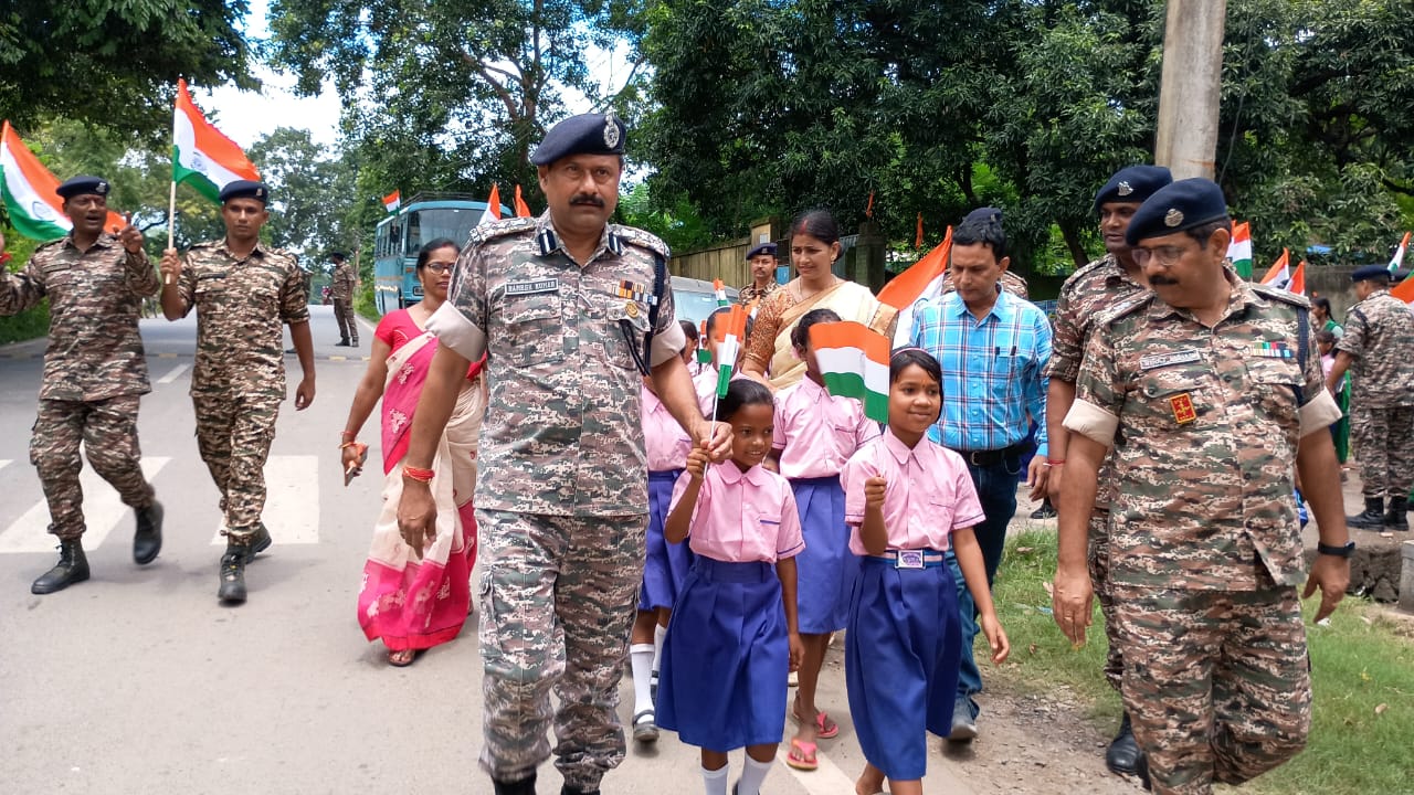 Jadugora: देशभक्ति नारों से गूंजा जादूगोड़ा, स्कूली बच्चों के साथ CRPF ने निकाली तिरंगा यात्रा