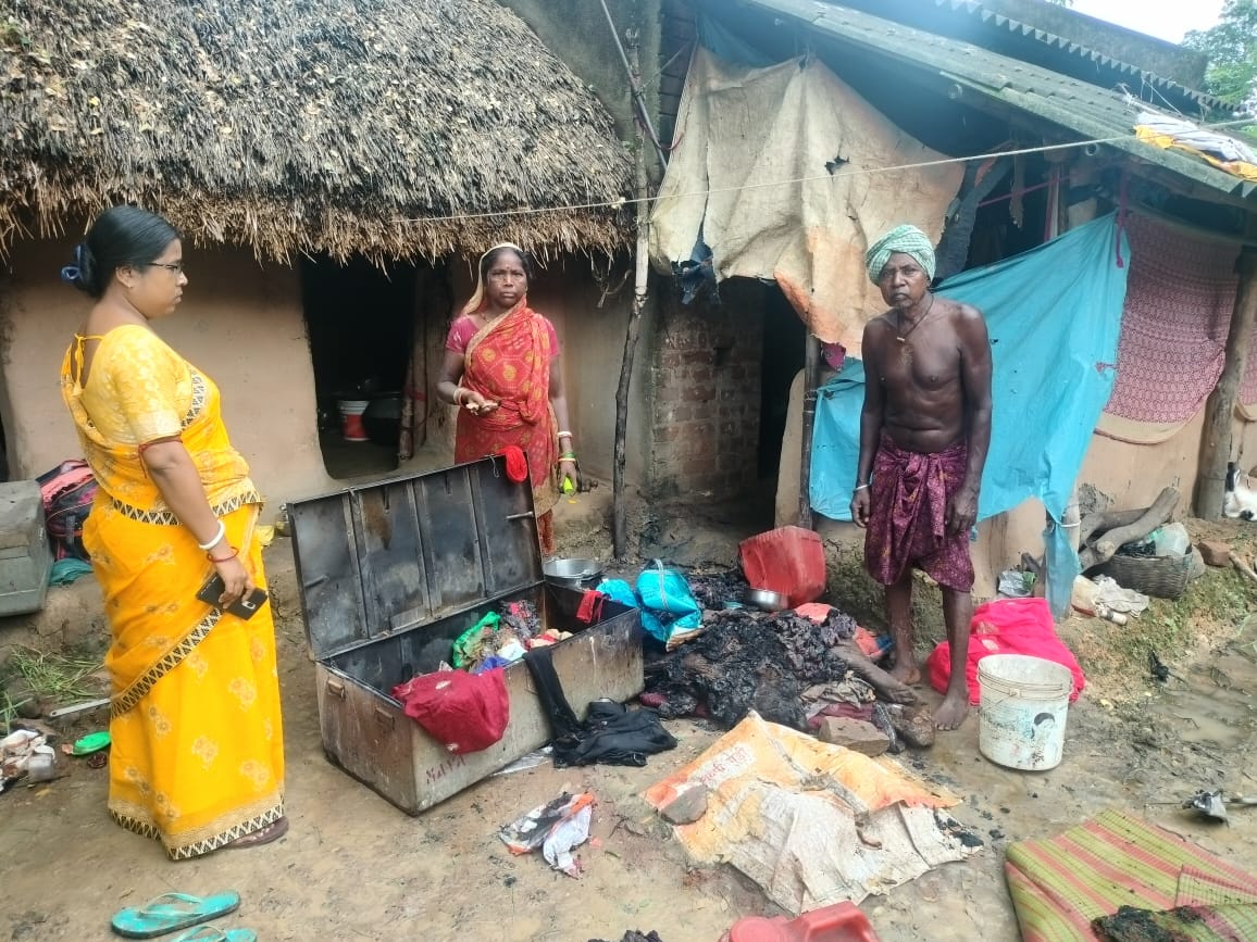 Bahragora: बहरागोड़ा में शॉर्ट सर्किट से घर में लगी आग, सारा सामान जलकर राख