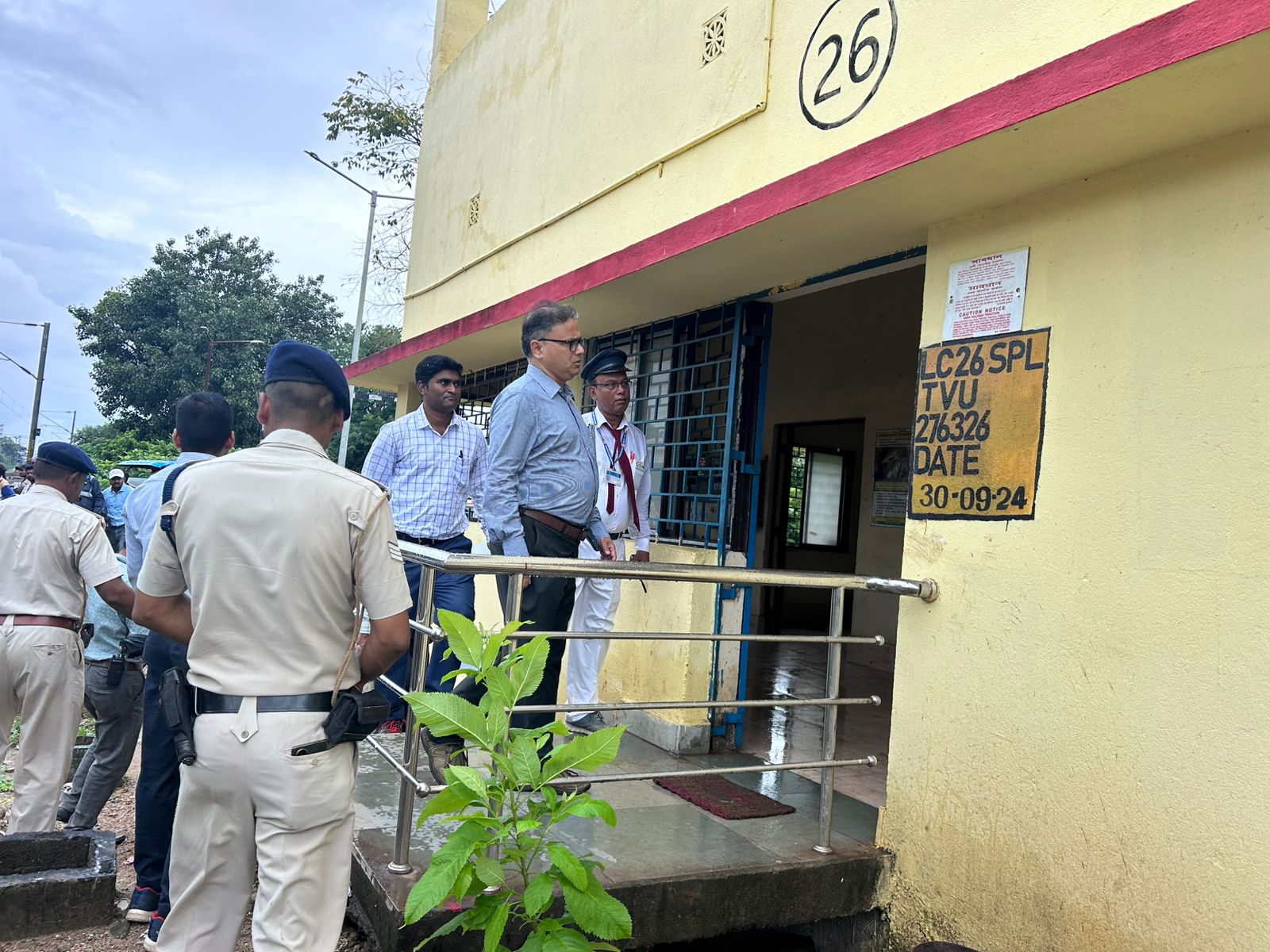 Kharagpur: DRM का खड़गपुर–बालेश्वर रूट निरीक्षण, अमृत स्टेशन प्रगति पर नजर