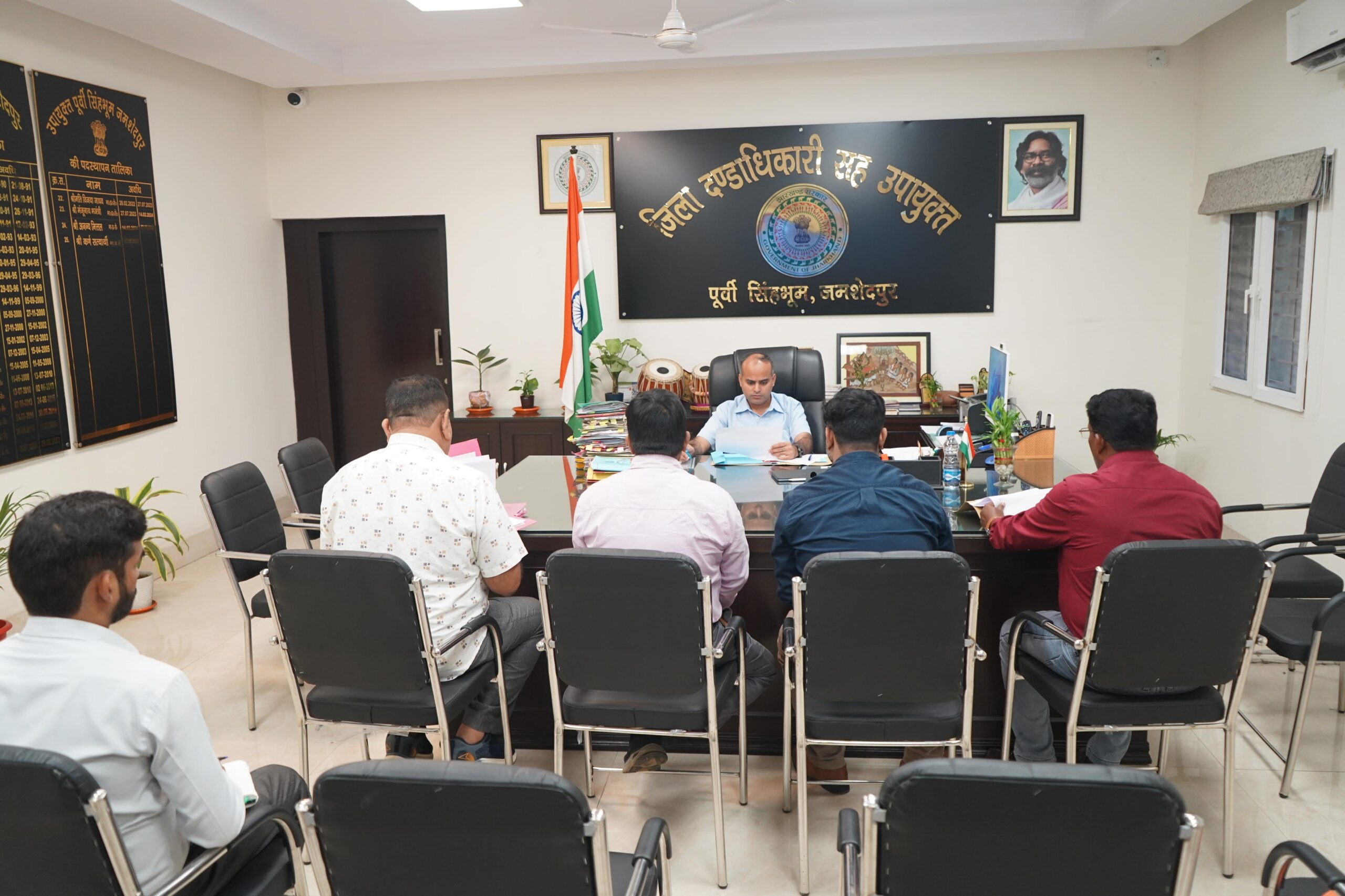 Jamshedpur: जिले में श्रमिक योजनाओं की रफ्तार होगी तेज, डीसी ने दिए सख्त निर्देश