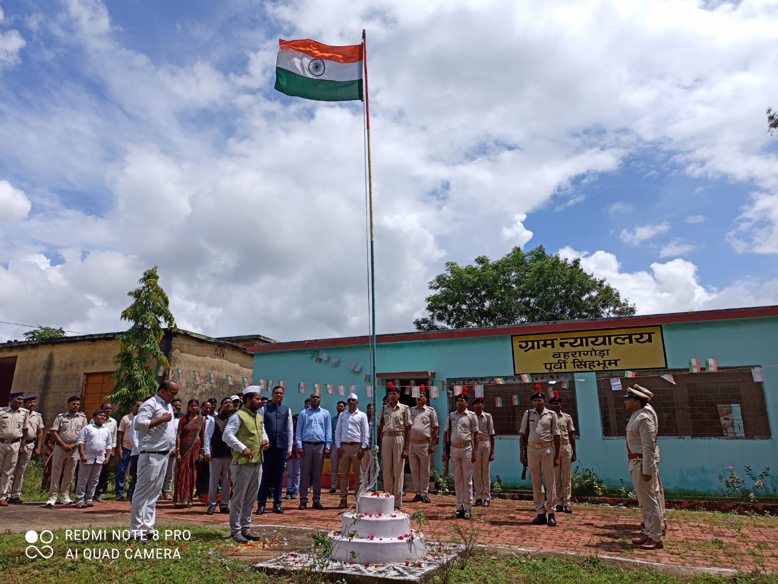 Bahragora: सरकारी कार्यालयों से स्कूल-कॉलेज तक बहरागोड़ा में लहराया तिरंगा