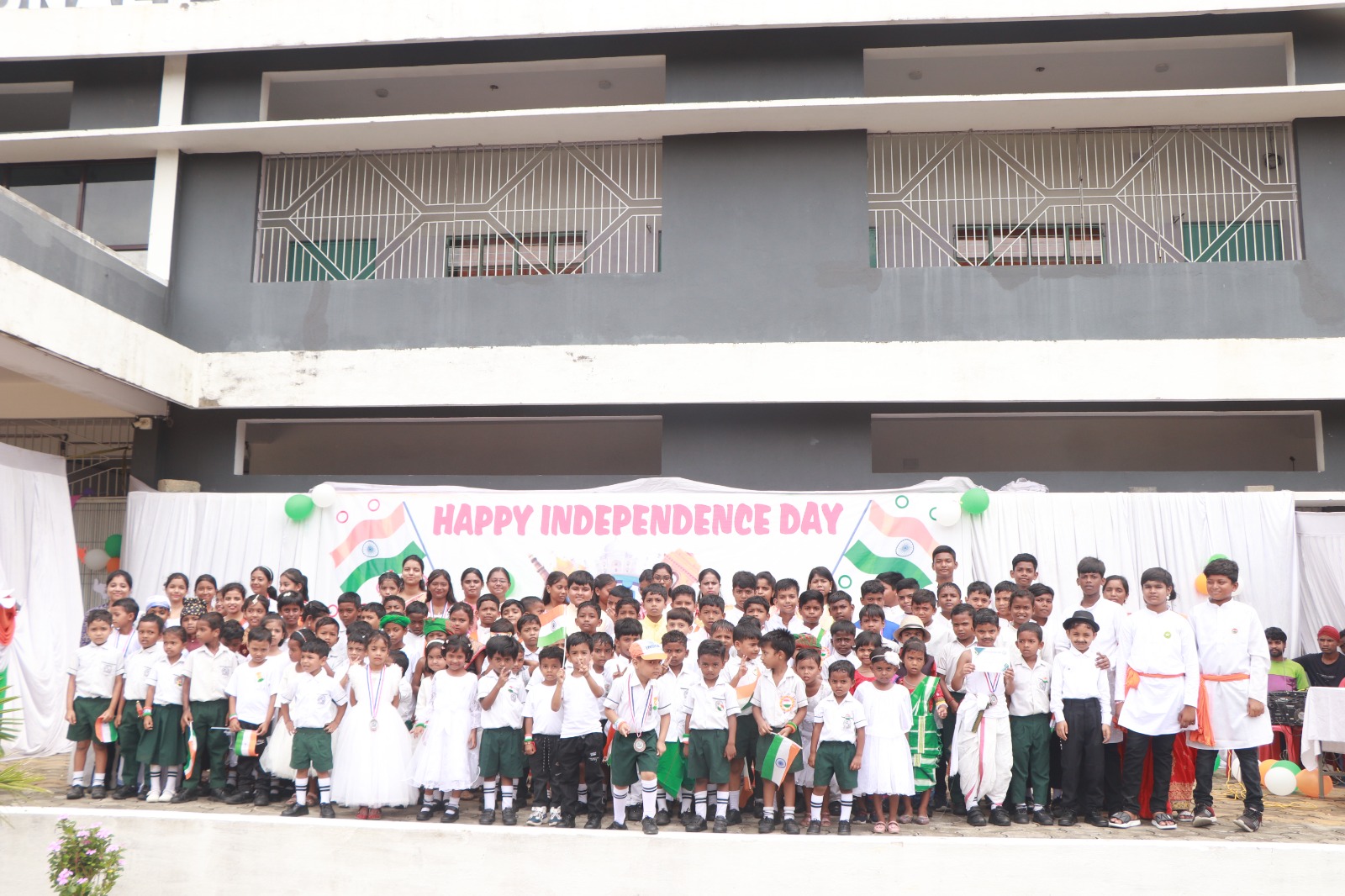 Dayton International School में मोबाइल के सही उपयोग से लेकर स्वतंत्रता सेनानियों तक, बच्चों का अनोखा मंचन