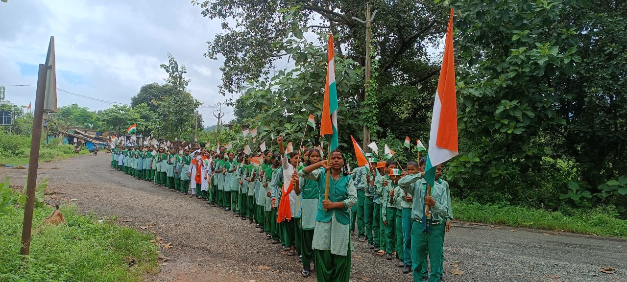 Chaibasa: उत्क्रमित उच्च विद्यालय के छात्रों ने गांव का भ्रमण कर लगाए नारे