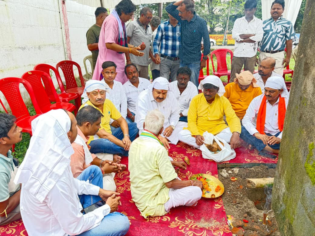 Jamshedpur: भूमि पूजन के साथ शुरू हुई टुईलाडूंगरी दुर्गा पूजा पंडाल की तैयारी