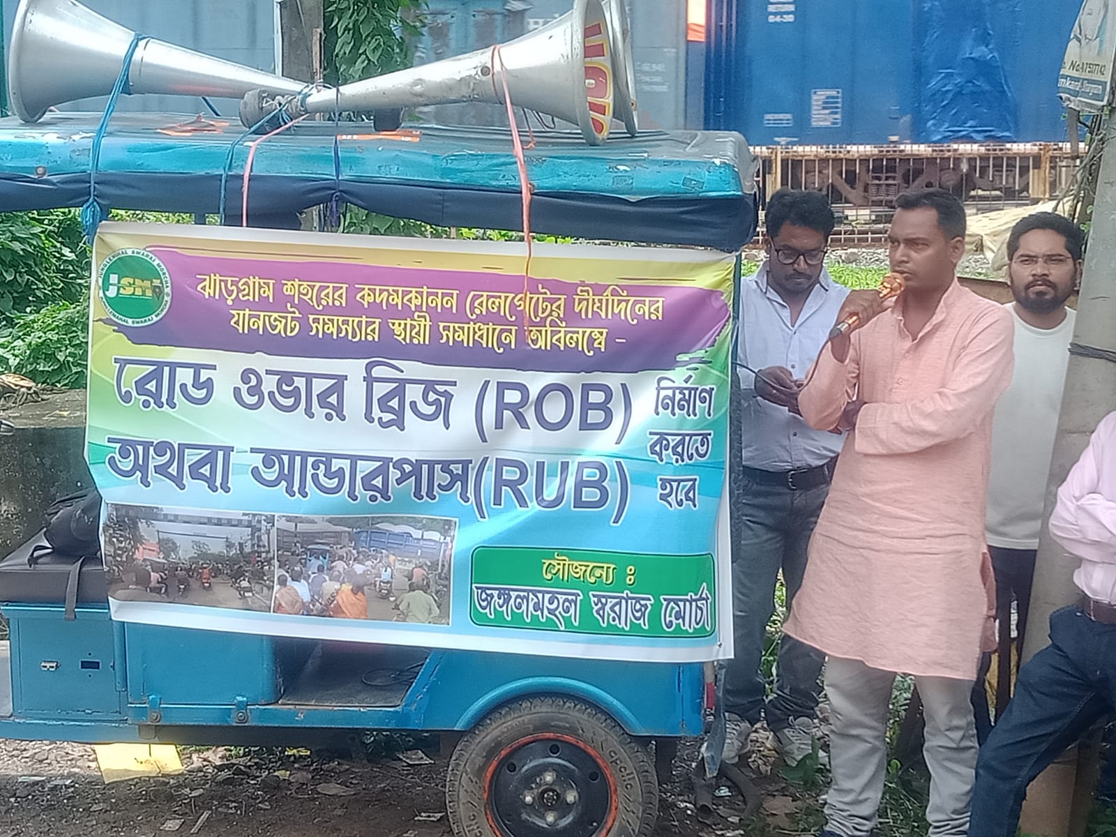 Jhargram: कदमकानन रेल फाटक पर ब्रिज बनाने की आवाज़ तेज, जाम से मुक्ति की मांग