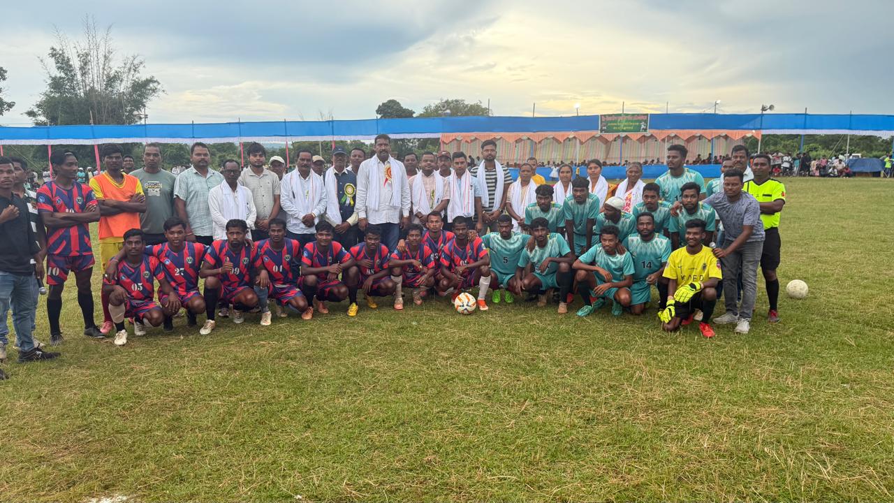 Chaibasa: ग्राम समिति की ओर से आयोजित फुटबॉल टूर्नामेंट सम्पन्न, NBC मालुका बनी चैंपियन