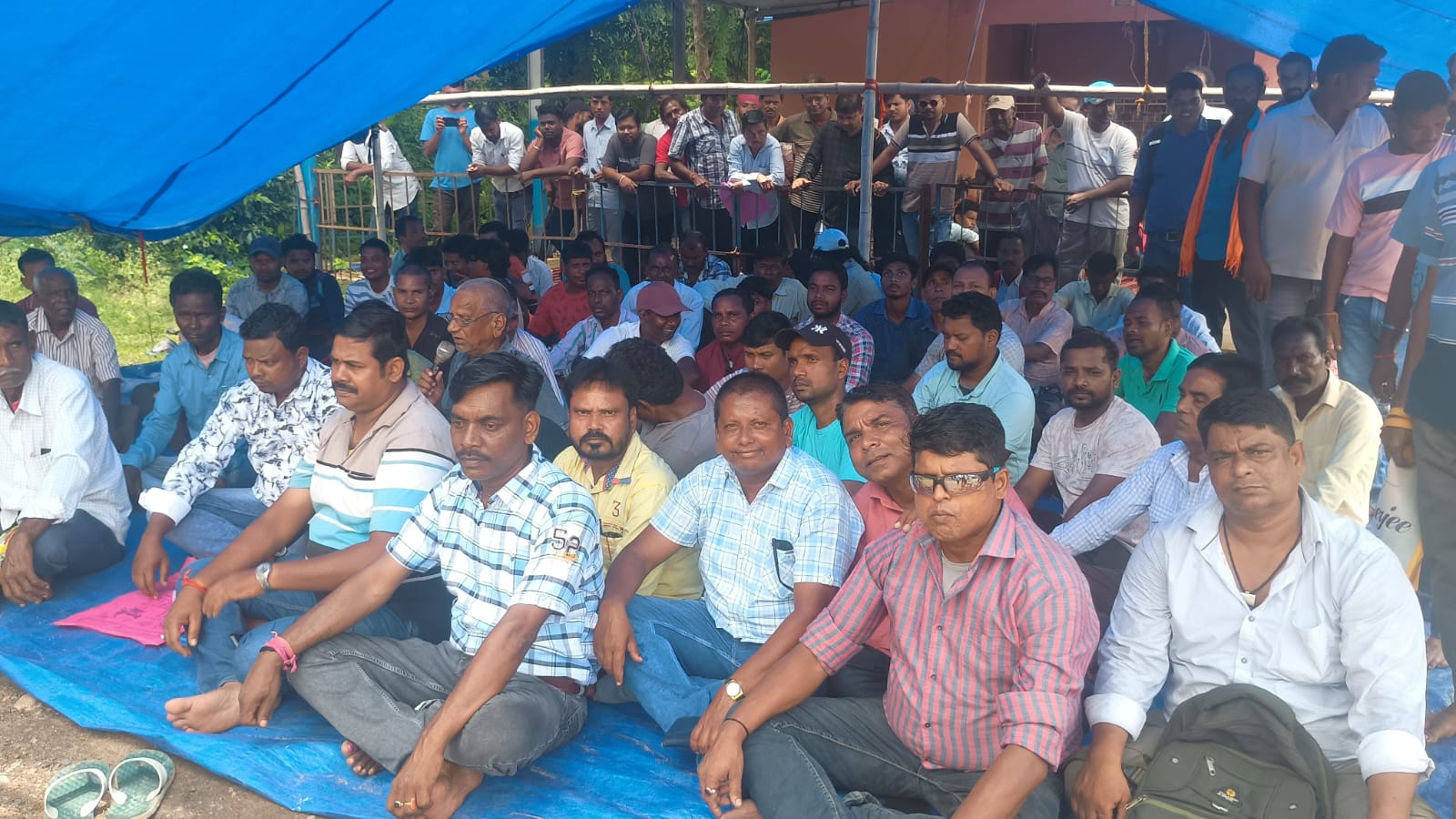 Jadugora: HCL प्रबंधन के खिलाफ भूतपूर्व कर्मचारियों का धरना, वायदा पूरा करने की मांग