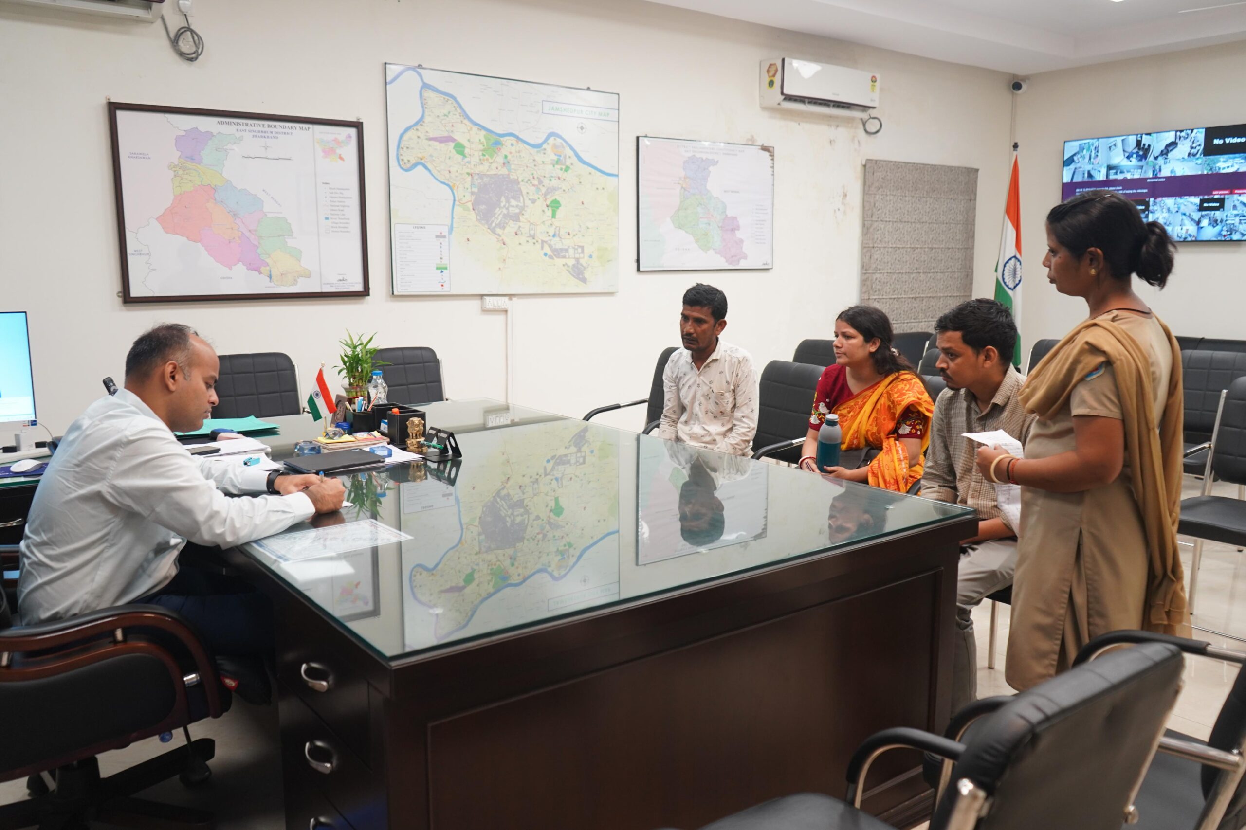 Jamshedpur: उपायुक्त ने जन शिकायत निवारण दिवस में सुनी नागरिकों की समस्याएं