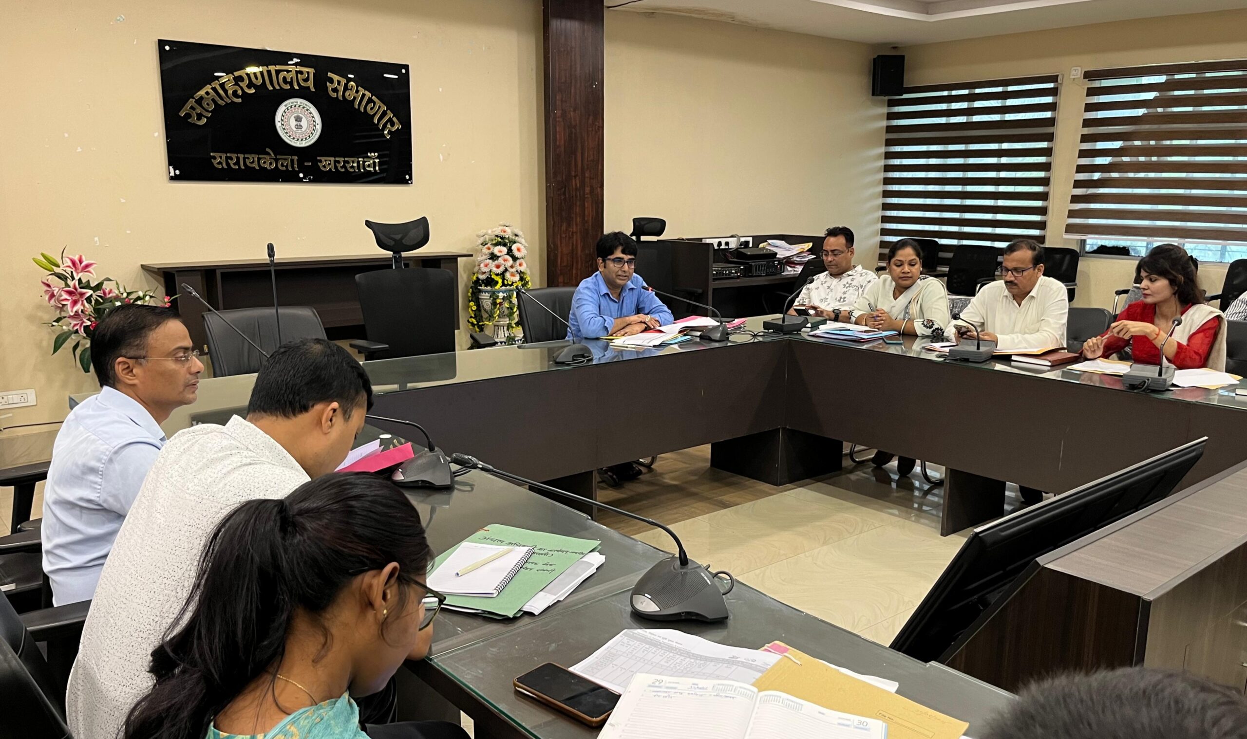 Saraikela: राजस्व मामलों में पारदर्शिता और तेजी लाने के निर्देश, अपर उपायुक्त की भूमि सुधार विभाग की समीक्षा बैठक