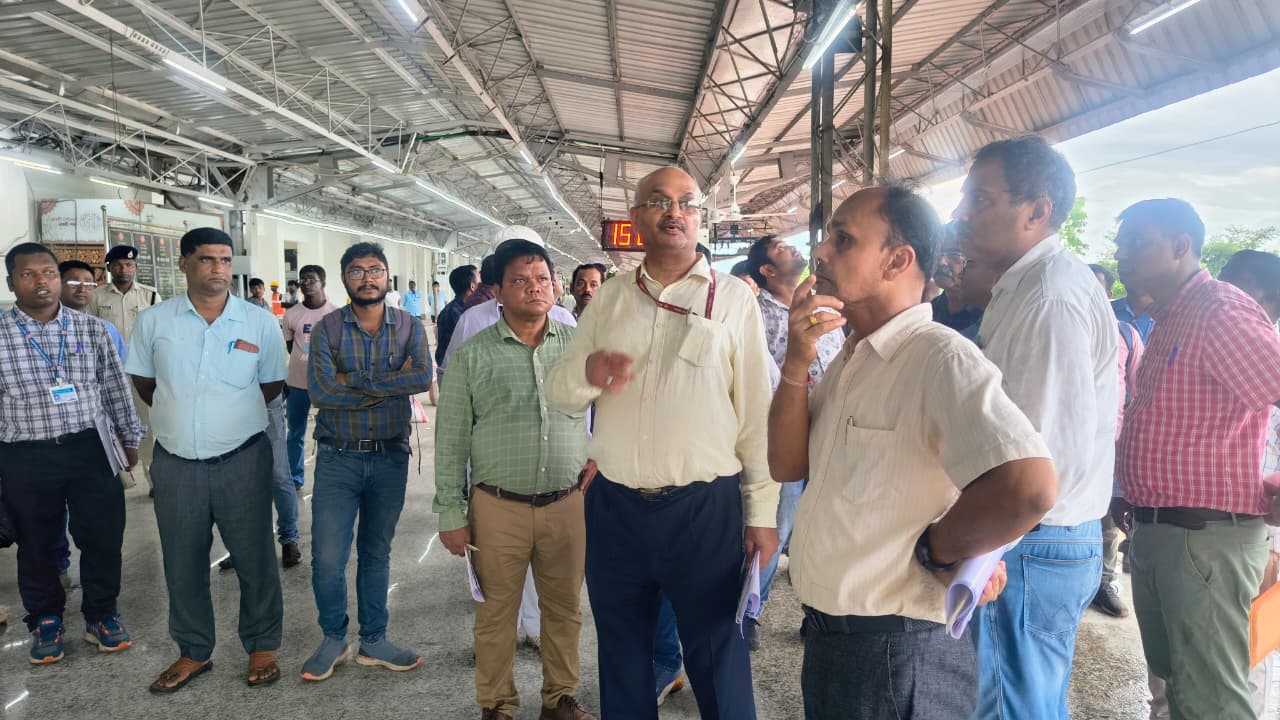 Kharagpur: हल्दिया और तमलुक स्टेशनों पर रेलवे बोर्ड निदेशक का निरीक्षण, गुणवत्ता और सुरक्षा पर जोर