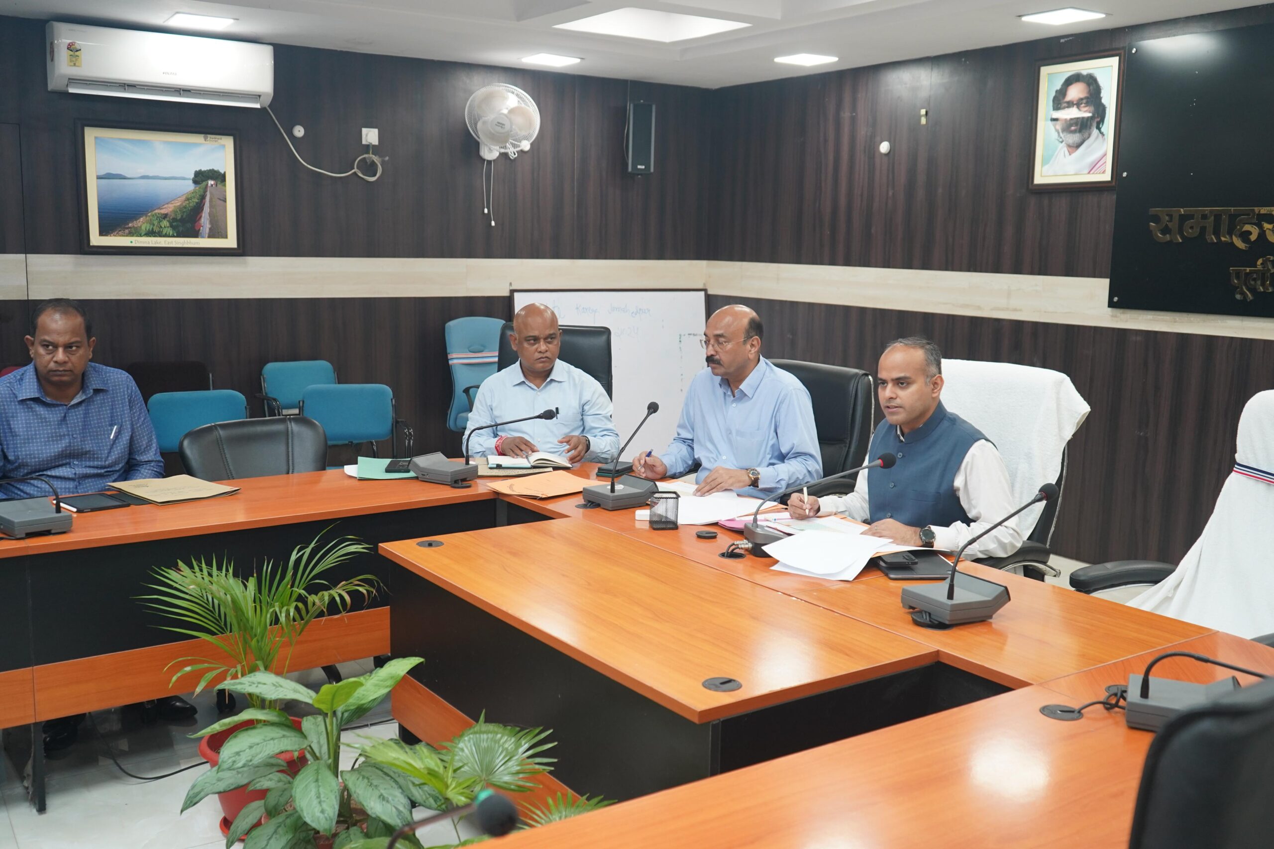 Jamshedpur: म्यूटेशन, सीमांकन और ऑनलाइन लगान पर उपायुक्त ने की सख्त समीक्षा