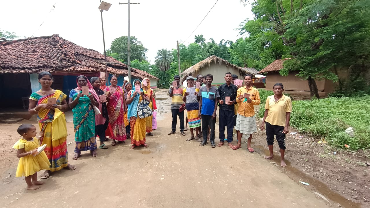 Jadugora: तीन महीने से राशन नहीं मिलने पर महिलाओं का प्रदर्शन, डीलर बदलने की मांग