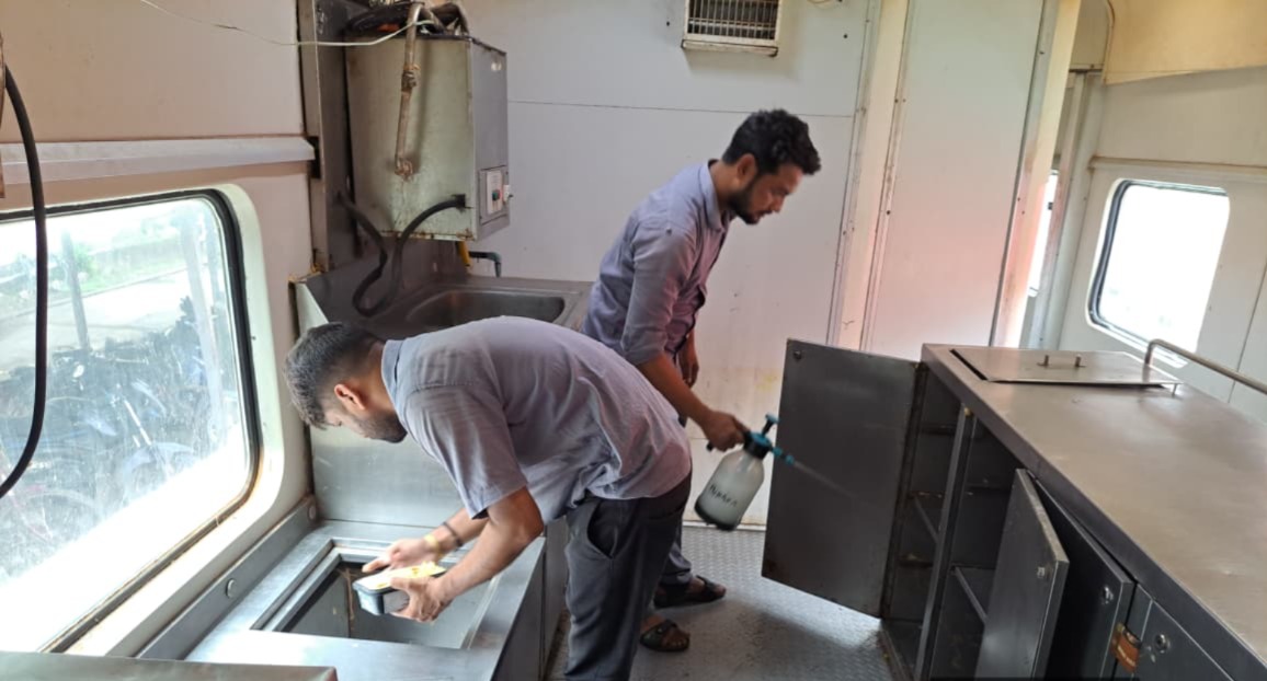 Jhargram: रेलवे का स्वच्छता मिशन, पेंट्री कारों में होगी सख्त निगरानी