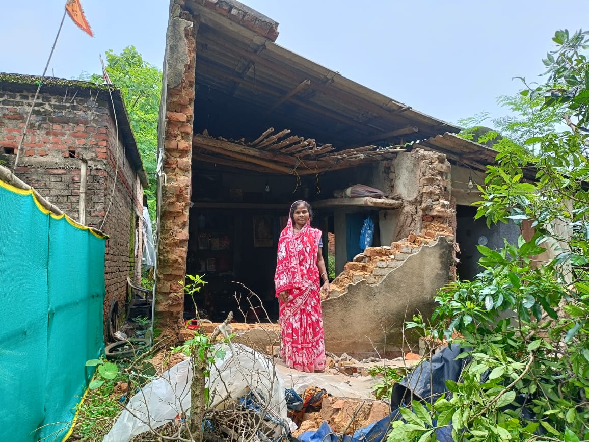 Bahragora: बहरागोड़ा में लगातार बारिश से कच्चा मकान ढहा, बाल-बाल बचा परिवार