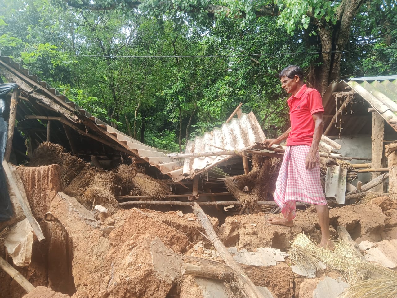 Bahragora में बारिश से कच्चा मकान ढहा, गरीब परिवार पर टूटा संकट