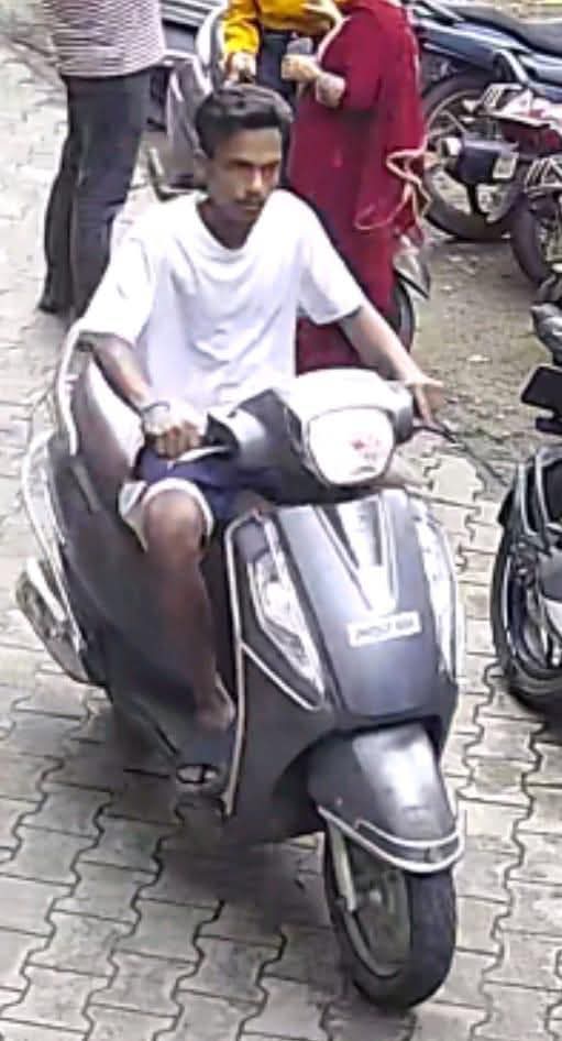 Jamshedpur: साकची बाजार में दिनदहाड़े स्कूटी चोरी, CCTV में कैद वारदात