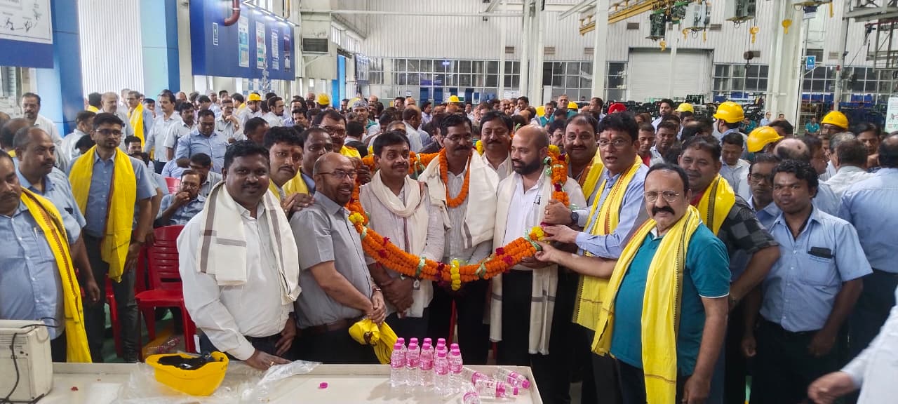 Tata Motors में बोनस समझौते के बाद जोरदार जश्न, अध्यक्ष – महामंत्री का मजदूरों ने किया स्वागत