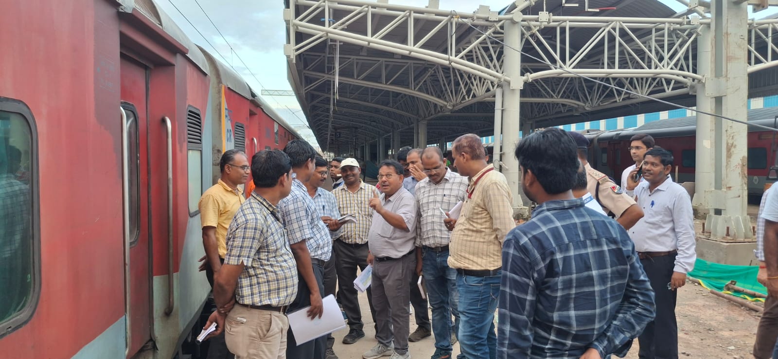 Kharagpur: खड़गपुर मंडल ने स्टेशन सुधार की ली समीक्षा, स्वच्छता और यात्री सुविधाओं पर जोर