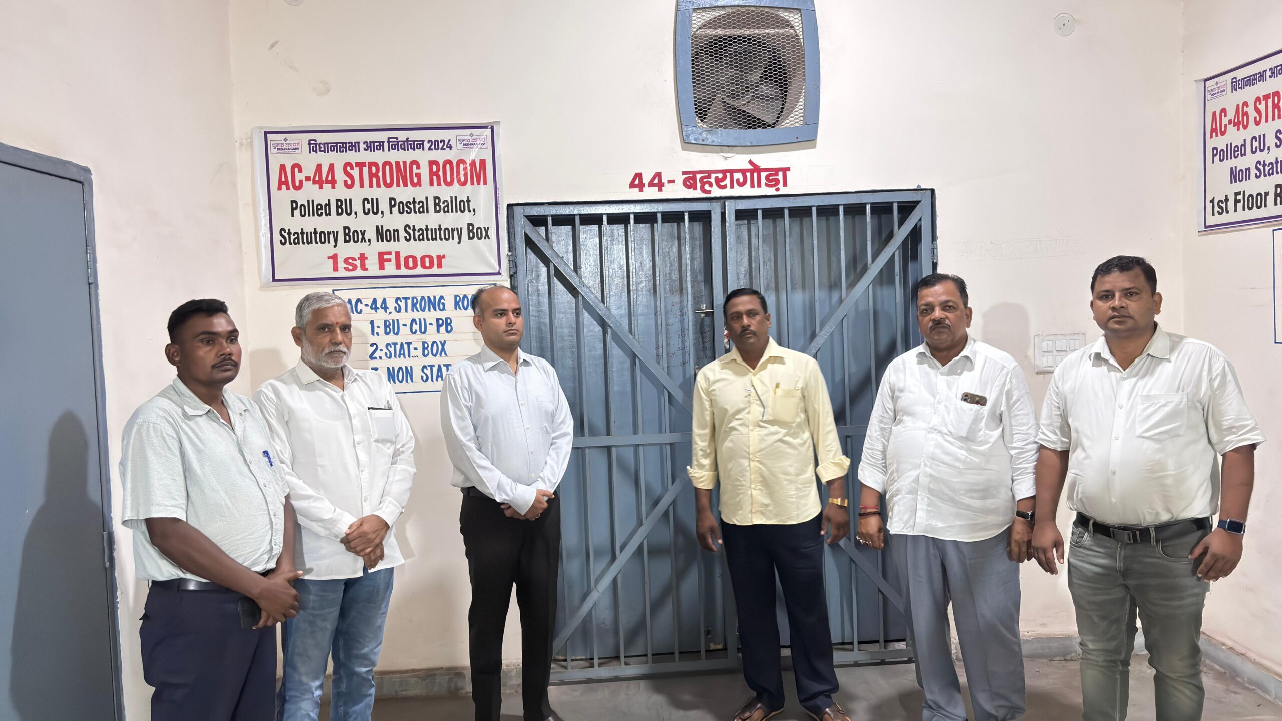 Jamshedpur: EVM वेयरहाउस की सुरक्षा का उपायुक्त ने लिया जायजा, राजनीतिक दलों के प्रतिनिधि भी रहे मौजूद