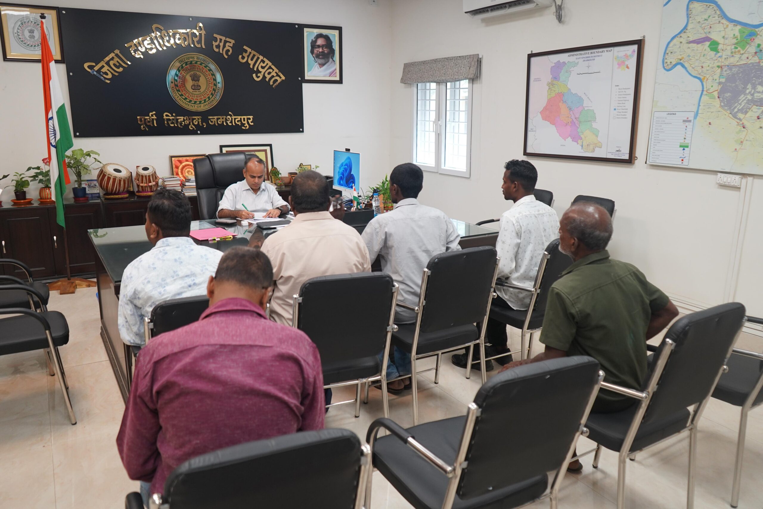 Jamshedpur: जन शिकायत निवारण दिवस में उपायुक्त ने सुनी जनता की समस्याएं, समयबद्ध कार्रवाई का दिया आश्वासन