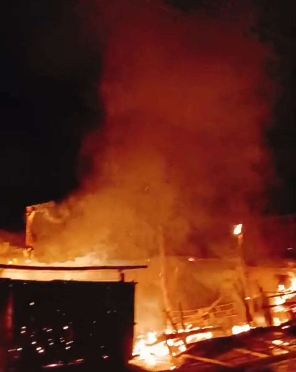 Bahragora: बहरागोड़ा में चूल्हे से निकली चिंगारी ने होटल को किया खाक, सारा सामान जला