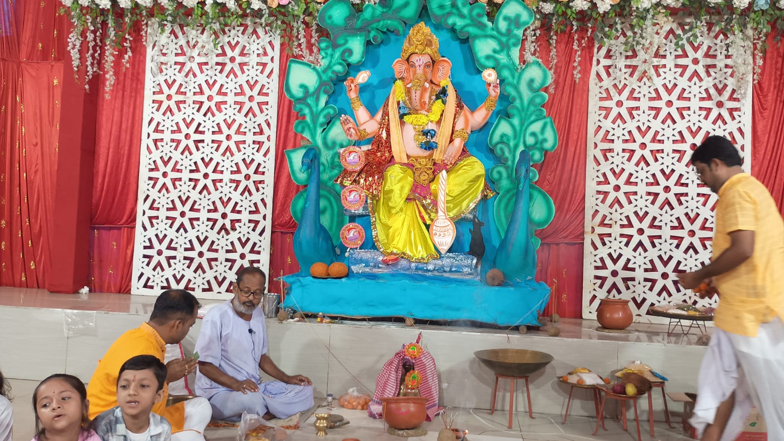 Jadugora: जादूगोड़ा मोड़ चौक पर गणेशोत्सव की धूम, भक्तों की उमड़ी भीड़