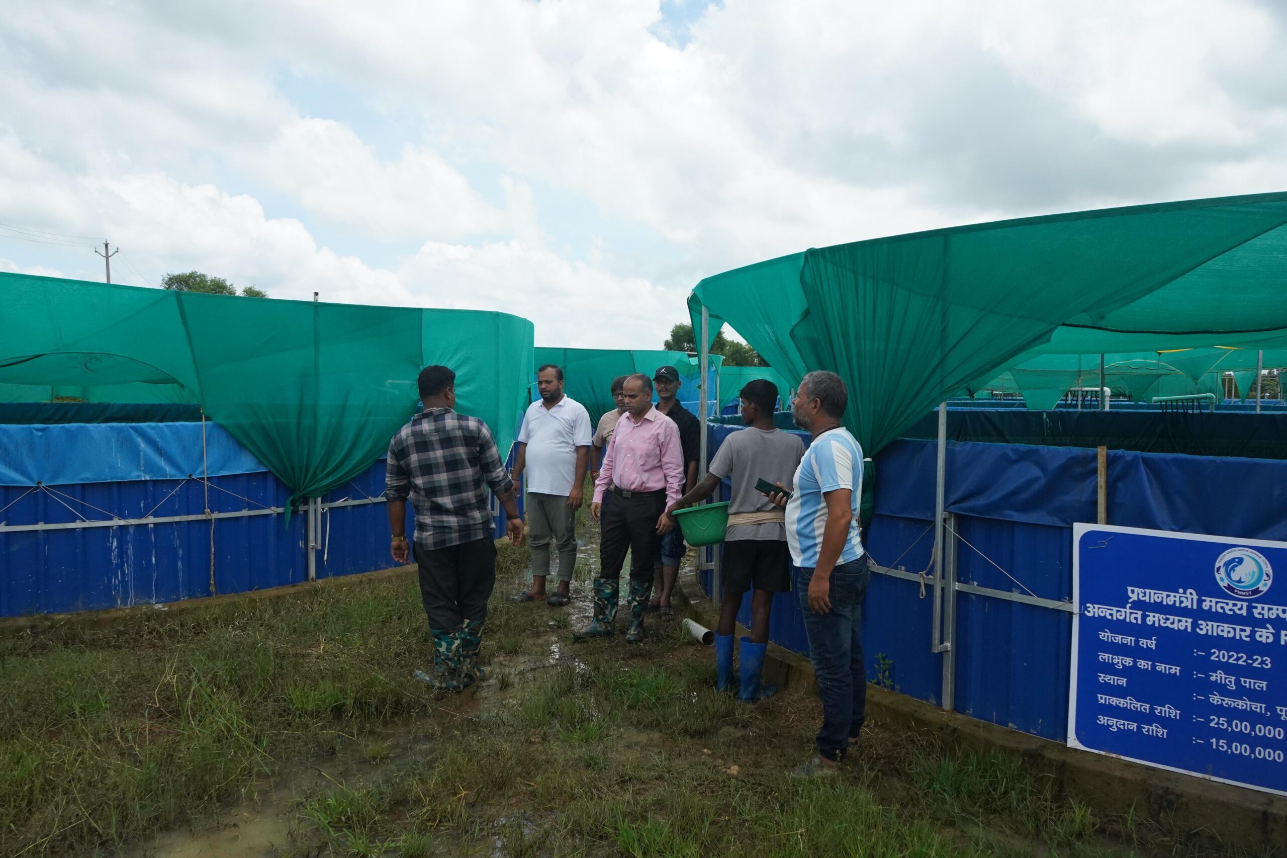 Jamshedpur: चाकुलिया में मत्स्यपालन बना सफलता की मिसाल, उपायुक्त ने किसानों का बढ़ाया हौसला