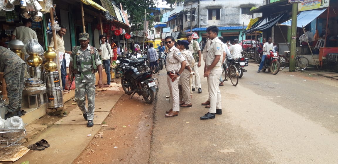 Bahragora: गणेश चतुर्थी को लेकर पुलिस का फ्लैग मार्च, शांति और सुरक्षा का भरोसा