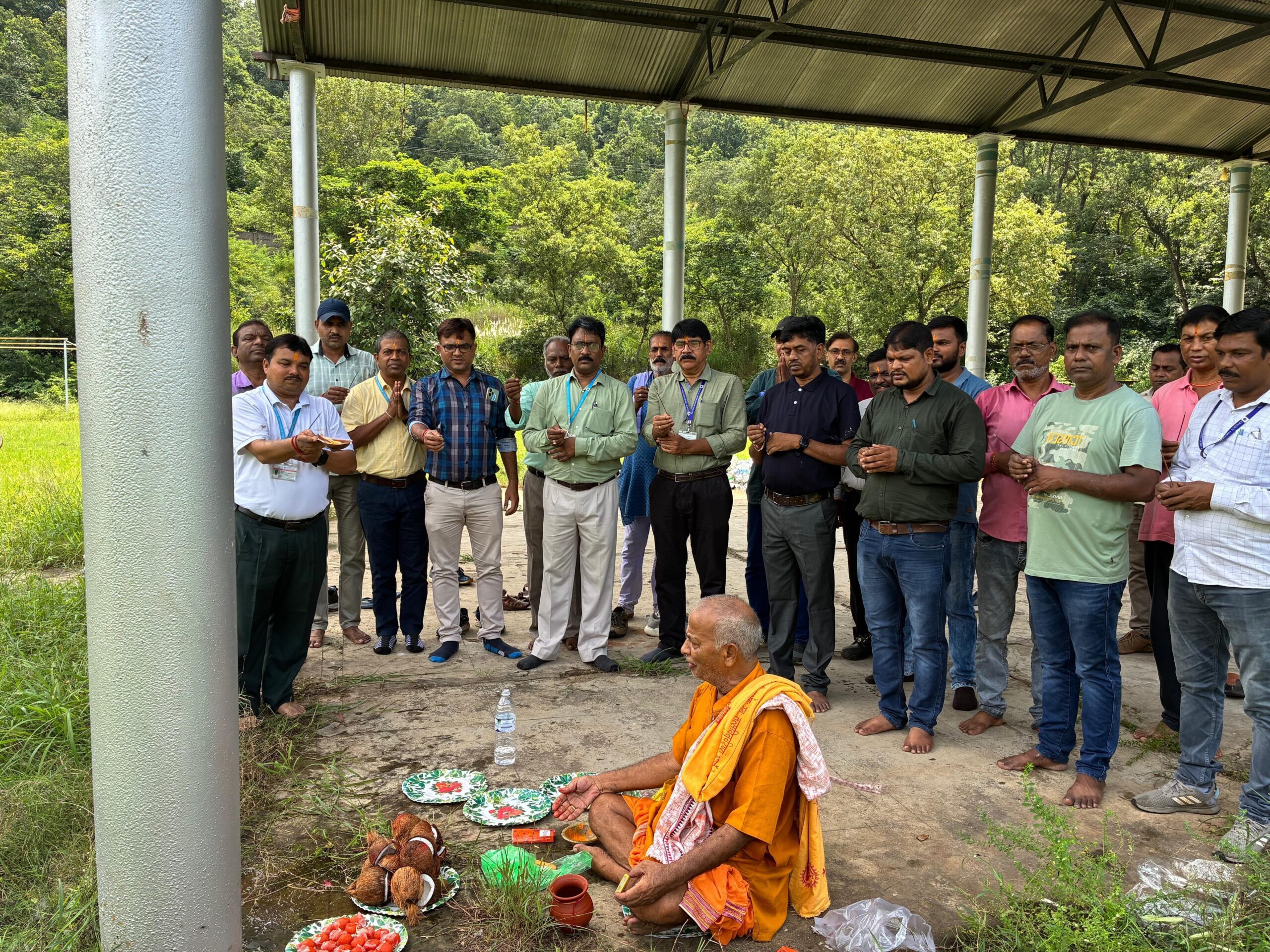 Jadugora: नरवा पहाड़ यूसिल कॉलोनी में दुर्गाउत्सव की तैयारी, विधि-विधान से हुआ पूजन