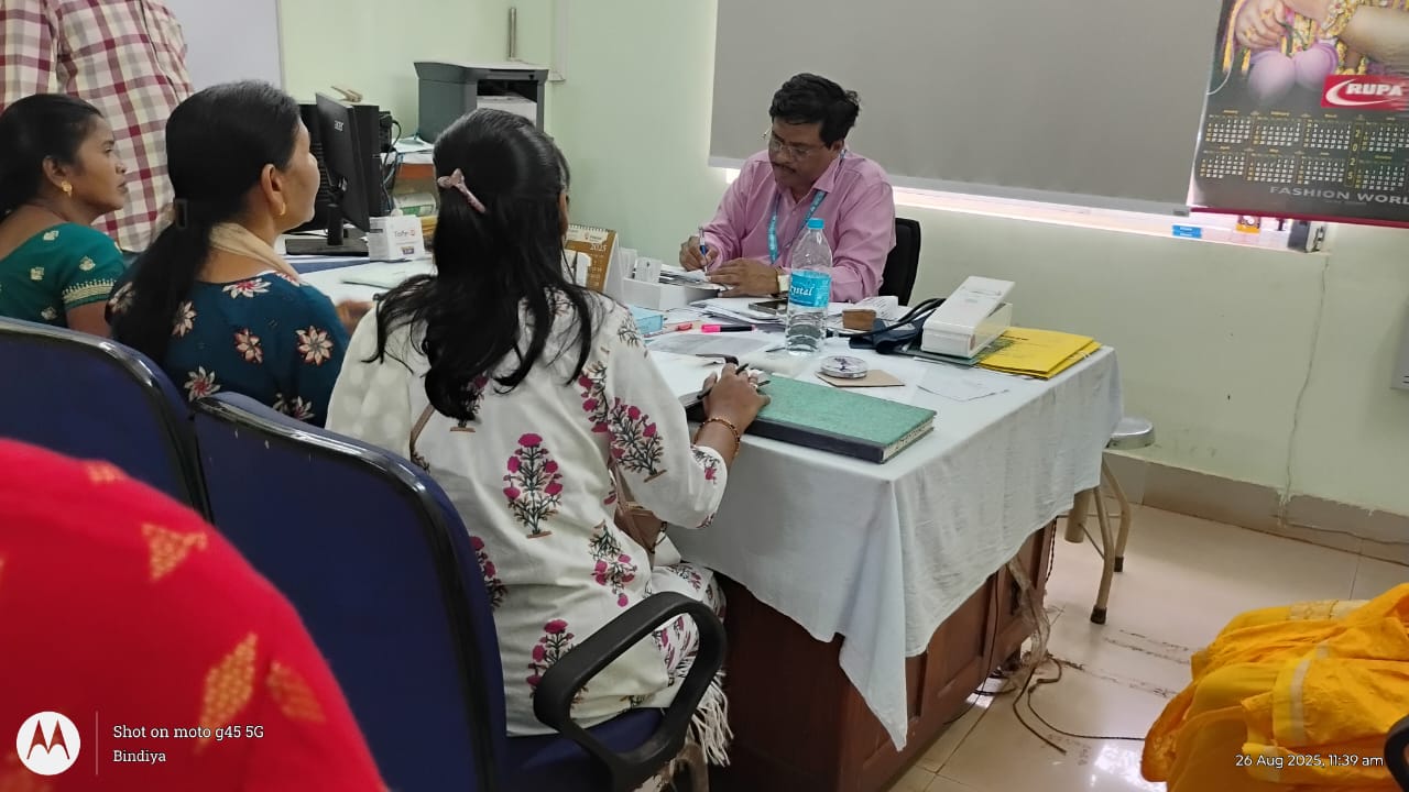 Chaibasa: SAIL अस्पताल की बदहाल व्यवस्था पर महिला यूनियन का हल्ला, CMO से की शिकायत